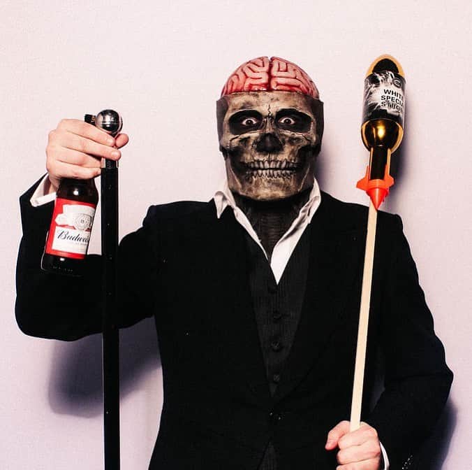 トム・キャセルのインスタグラム：「Round Two? 💀😆」