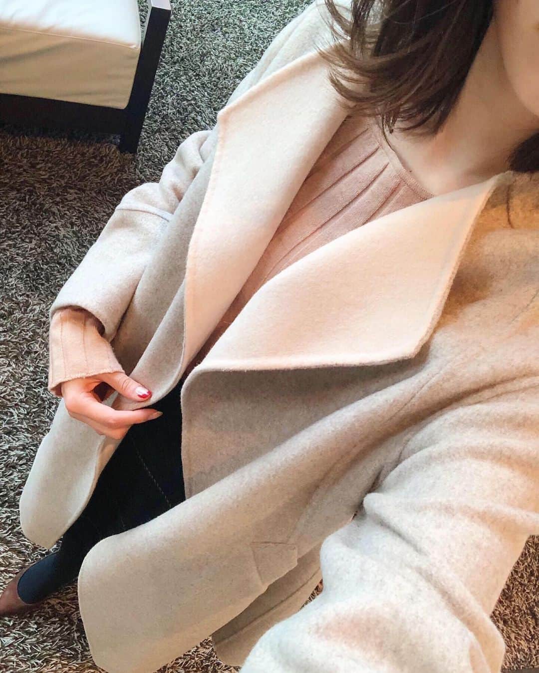 冨張愛さんのインスタグラム写真 - (冨張愛Instagram)「ご近所lunchの帰り道♡ 肌寒くなってきたので コートが着れるように☺︎ このリバーコート🧥 裏がピンクベージュで色がすっごい可愛いんです...💕 今年 展示会で一目惚れしてつけたもの。 * coat ... #TONAL @tonal_official  knit ... #arminarm @arminarm.aa  skirt ... #hstandard @hstandard.jp  shoes ... #isetanshoes @hstandard.jp  #instagood #coordinate #ootd #outfit #fashion #instafashion #meg_ootd #코디네이트 #패션 #카메라 #コーディネート #コーデ #ファッション #今日のコーデ #今日の服 #157cmコーデ #トーナル #リバーコート」11月4日 19時50分 - megumitomihari