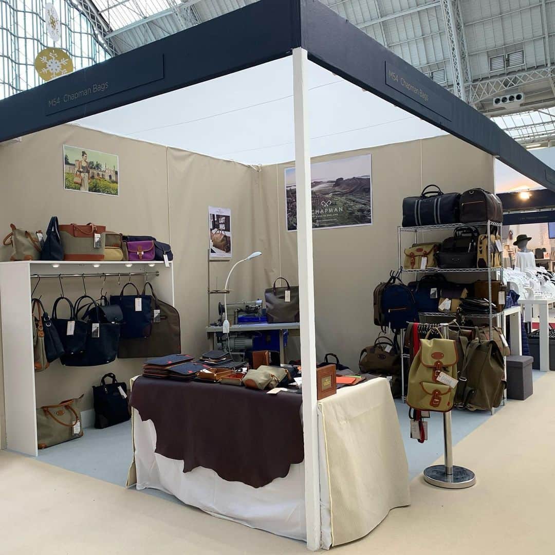 ジョンチャップマンのインスタグラム：「We’re open on Stand M54 at @spiritfairs  #spiritofchristmasfair #chapmanbags #handcrafted #christmasgifts #kensingtonolympia #handmade #madeinuk #madeinengland #live #open」