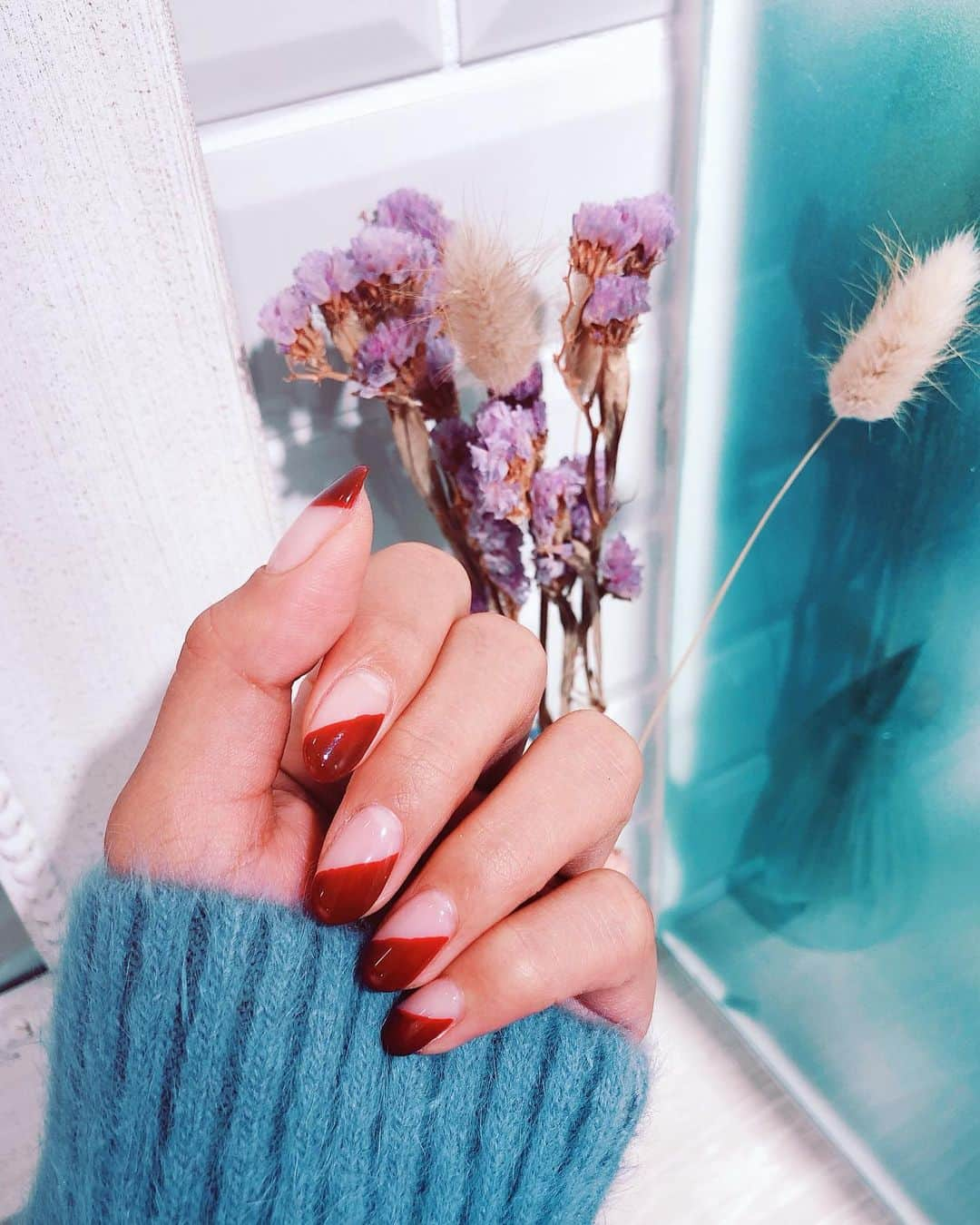 paulaのインスタグラム：「. NEW NAIL💅❤️ . 今回も担当は安定の @emi_parkbytokyo 🌹 . うまくて早くてかわいい！ なんてったって、もちがいい！ . 毎回1ヶ月半くらいもつの！笑 しかも綺麗なまんまで！🥺💯 . 育児に仕事に働くママにとっては マメにメンテナンスに行けないから 超助かるの😭👏💯✨ . もう冬になるけどフットネイルも してもらっちゃった🥰 見えないところもぬかりなく🥰 . あ〜、女の子って大変。 だけど、なんて楽しいんだ💝☺️ . #parkbytokyo #newnail #nail #ネイル #美活動強化中 #ママだって綺麗になりたい」