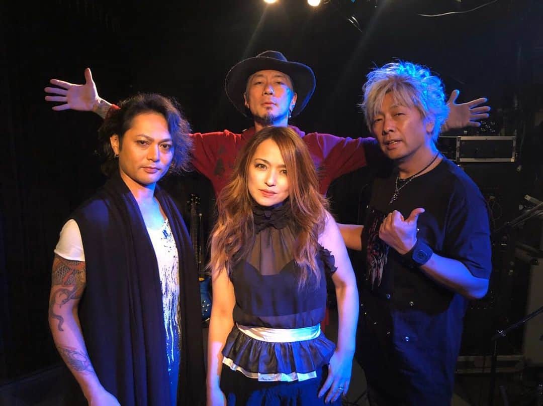Ju-kenのインスタグラム：「飛行機遅延で遅れながらも本番はなんとか！😎 松田樹利亜バンド、柏にて火を吹きました🔥  ツアーで大阪、名古屋いきますからねー！  このメンバーで、飲むのも楽しみだなぁ🍻  @juliamazda @cherry_drummer @kenta.harada  styling by @bambridge_smackengineer」