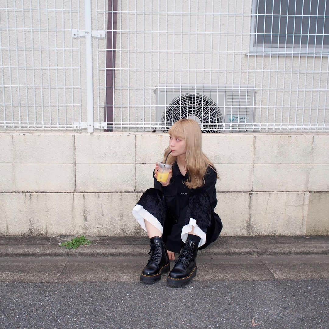RINA（鈴木理菜）さんのインスタグラム写真 - (RINA（鈴木理菜）Instagram)「tops/pants：@feedback_tokyo shoes：@drmartensofficial drink：orange juice」11月4日 20時01分 - urarina821