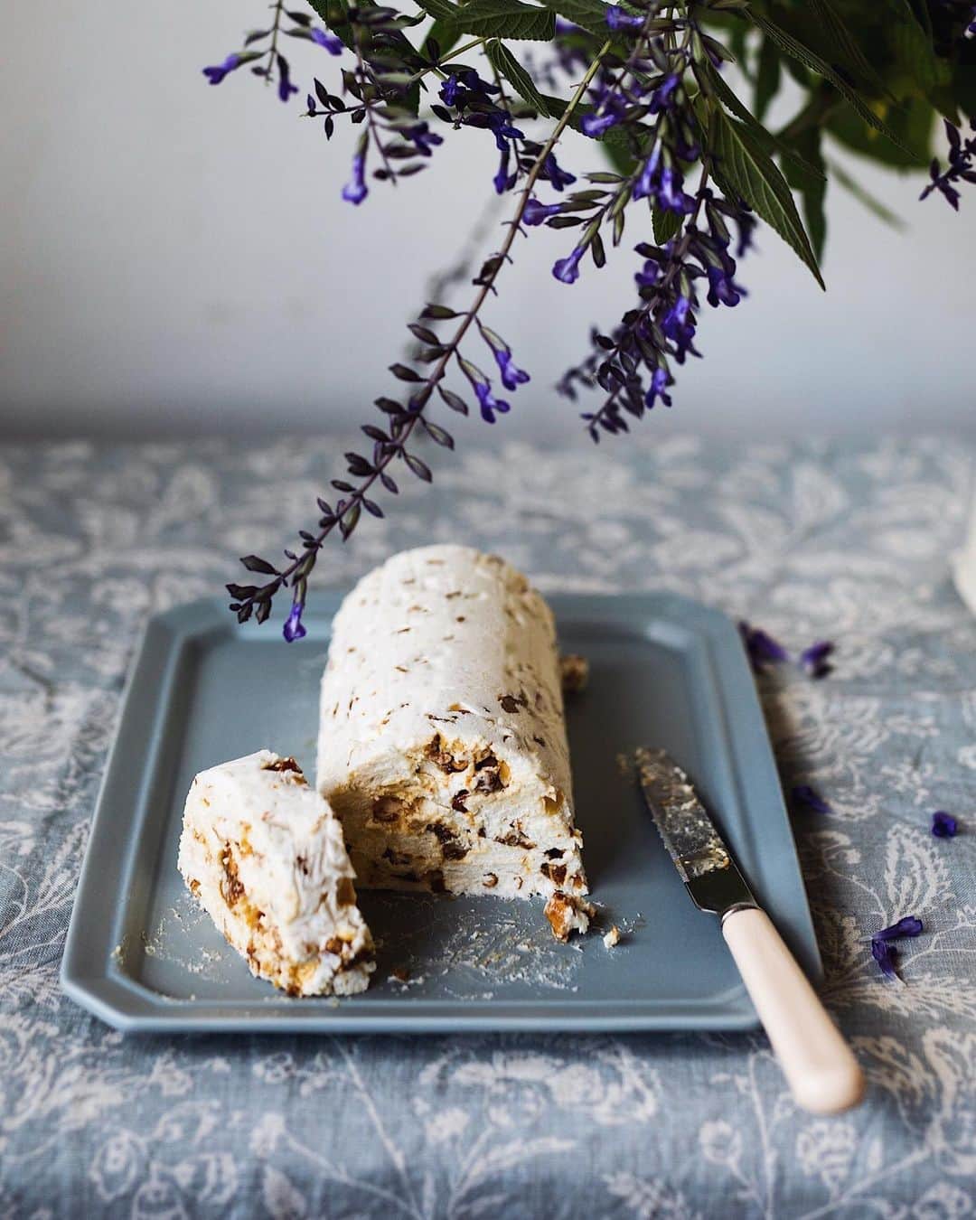 増田由希子さんのインスタグラム写真 - (増田由希子Instagram)「Nougat glace. #frozenmousse #softicecreem #homemade #delicous  南仏の伝統菓子ヌガーグラッセを作りました。ふわふわとした軽い食感のアイスデザートです。夏場より今頃の季節に温かい紅茶と一緒にいただくのが好きです☺️ #サルビア」11月4日 20時12分 - nonihana_