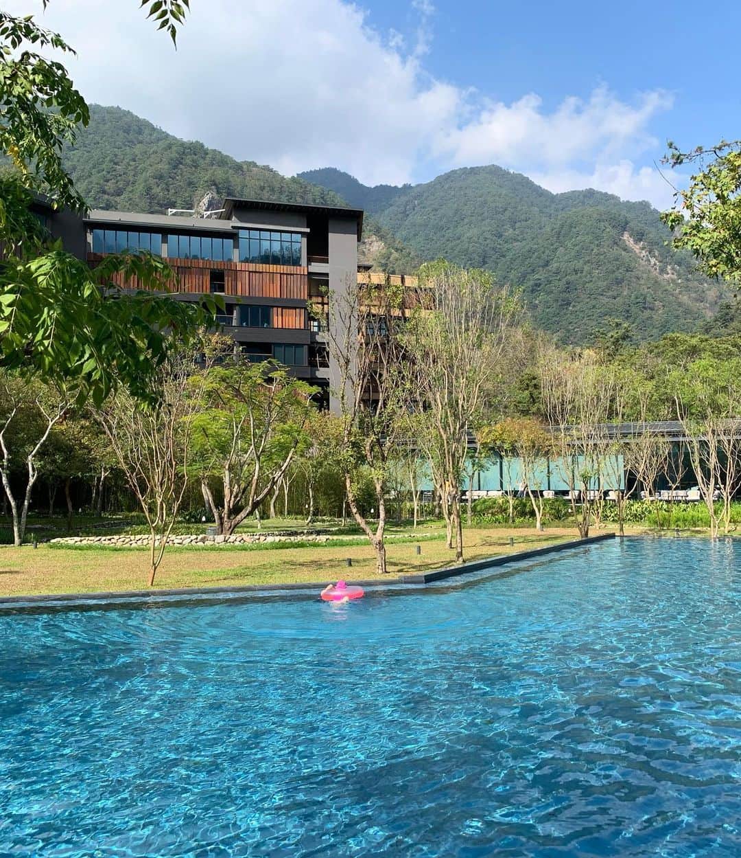 篠原菜月さんのインスタグラム写真 - (篠原菜月Instagram)「台湾に今年の6月末にオープンした「星のやグーグァン」に行ってきました✈️🇹🇼﻿ 台湾・台中の郊外にある自然豊かな温泉地に誕生した温泉リゾートです♨️﻿ ﻿ 風と水を感じる開放的なエントランスやマイナスイオンたっぷりのお庭やプールなど、自然を身近に感じて時間を忘れてひたすらのんびり過ごせました！﻿ ﻿ 山々を眺めたり、プールサイドでお昼寝したりと、贅沢な時間の使い方😌🌿日常に戻れるのか…というぐらいリラックスできた旅になりました🌱✨﻿ ﻿ ﻿ ﻿ @hoshinoresorts.official  #星のやグーグァン#台湾#台中 #星のや#グーグァン#温泉リゾート#hoshinoresorts#hoshinoyaguguan#Taiwan#guguan#﻿travel#trip#台湾旅行#海外旅行#🇹🇼#三連休」11月4日 20時05分 - natsukishinohara