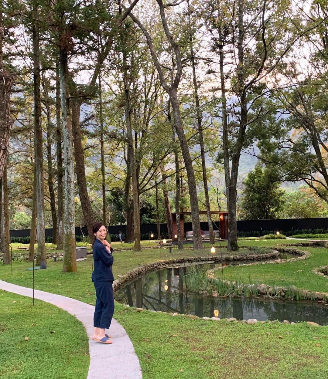 篠原菜月さんのインスタグラム写真 - (篠原菜月Instagram)「台湾に今年の6月末にオープンした「星のやグーグァン」に行ってきました✈️🇹🇼﻿ 台湾・台中の郊外にある自然豊かな温泉地に誕生した温泉リゾートです♨️﻿ ﻿ 風と水を感じる開放的なエントランスやマイナスイオンたっぷりのお庭やプールなど、自然を身近に感じて時間を忘れてひたすらのんびり過ごせました！﻿ ﻿ 山々を眺めたり、プールサイドでお昼寝したりと、贅沢な時間の使い方😌🌿日常に戻れるのか…というぐらいリラックスできた旅になりました🌱✨﻿ ﻿ ﻿ ﻿ @hoshinoresorts.official  #星のやグーグァン#台湾#台中 #星のや#グーグァン#温泉リゾート#hoshinoresorts#hoshinoyaguguan#Taiwan#guguan#﻿travel#trip#台湾旅行#海外旅行#🇹🇼#三連休」11月4日 20時05分 - natsukishinohara