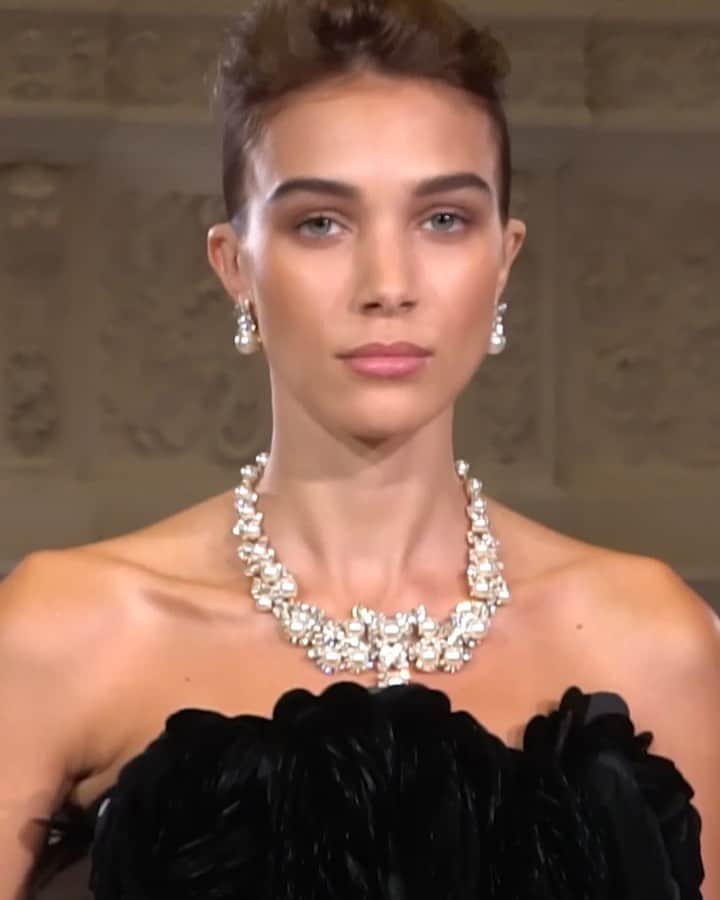 のインスタグラム：「🇫🇷PFW🇫🇷 バウハウス100周年を記念して、Four Seasons Hotel George Vで開催されたグロッセのショー。ドイツの本国から任命され、全面プロデュースしました。 初めてのショープロデュースがパリコレ！🔥 このような機会をいただき、感謝しています。🌹 Special thanks!! * Amazing dress by @kentarokameyama  Hair @miwamoroki  Make up @azusabeauty_  Photo team @dkkjr @tk_vvaka  Music / DJ @lazyflow @tigarah  Casting @kbfth ast @evanondedeo」