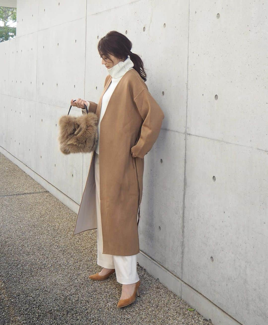 yoko178loveさんのインスタグラム写真 - (yoko178loveInstagram)「#coordinate ． ． camel ×white ❤︎ ． 少し寒くなってきた今の季節 コーディガンがちょうどいい✨ ． コートはリバーシブルだから その日の気分で使い分けられて嬉しい☺︎ ． ． coat  @basement_online @ribou_official  knit @urs_official  bag  @violadoro_official ． ． #リバーシブル #basementonline #ribou #コート#camel #urs_styling #violadoro #ファーバッグ #コーディネート #instafashion」11月4日 20時11分 - yoko178love