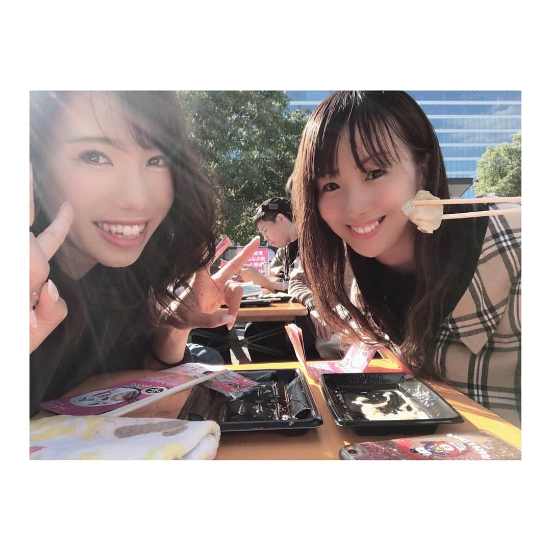 下門美春さんのインスタグラム写真 - (下門美春Instagram)「今日は有沙(@arisa__ys01_gsk )と中野の餃子フェス🥟行ってきたよー☺️✨ いっぱい並んだけどいろんな種類の餃子食べることができてハッピーな気分😃✨ 天気も良かったし楽しかった☺️！ そのあと高円寺の気になってたお店に向けて歩いたんだけど全部売り切れで、そのままもつ鍋屋さんに😂笑笑 濃い1日の食事でした笑笑 帰りに有沙が定期ないってなって(笑)交番に行ったら中野の交番にあって🤭✨日本って優しい国だと思った🙂✨ 拾ってくれた方が松田さんという方で私は11月4日を松田記念日と命名し、 松田さんに感謝する日にしましたとさ。😂笑笑 帰宅。 #japan #marathon #runner #中野 #餃子フェス #アスリートの休日」11月4日 20時21分 - 38shimo