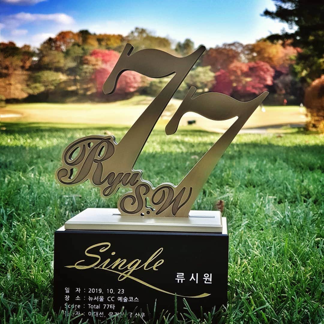 リュ・シウォンのインスタグラム：「. #첫 싱글패📌77타~럭키세븐😜 . #Thanks⛳😉🤞 . .」