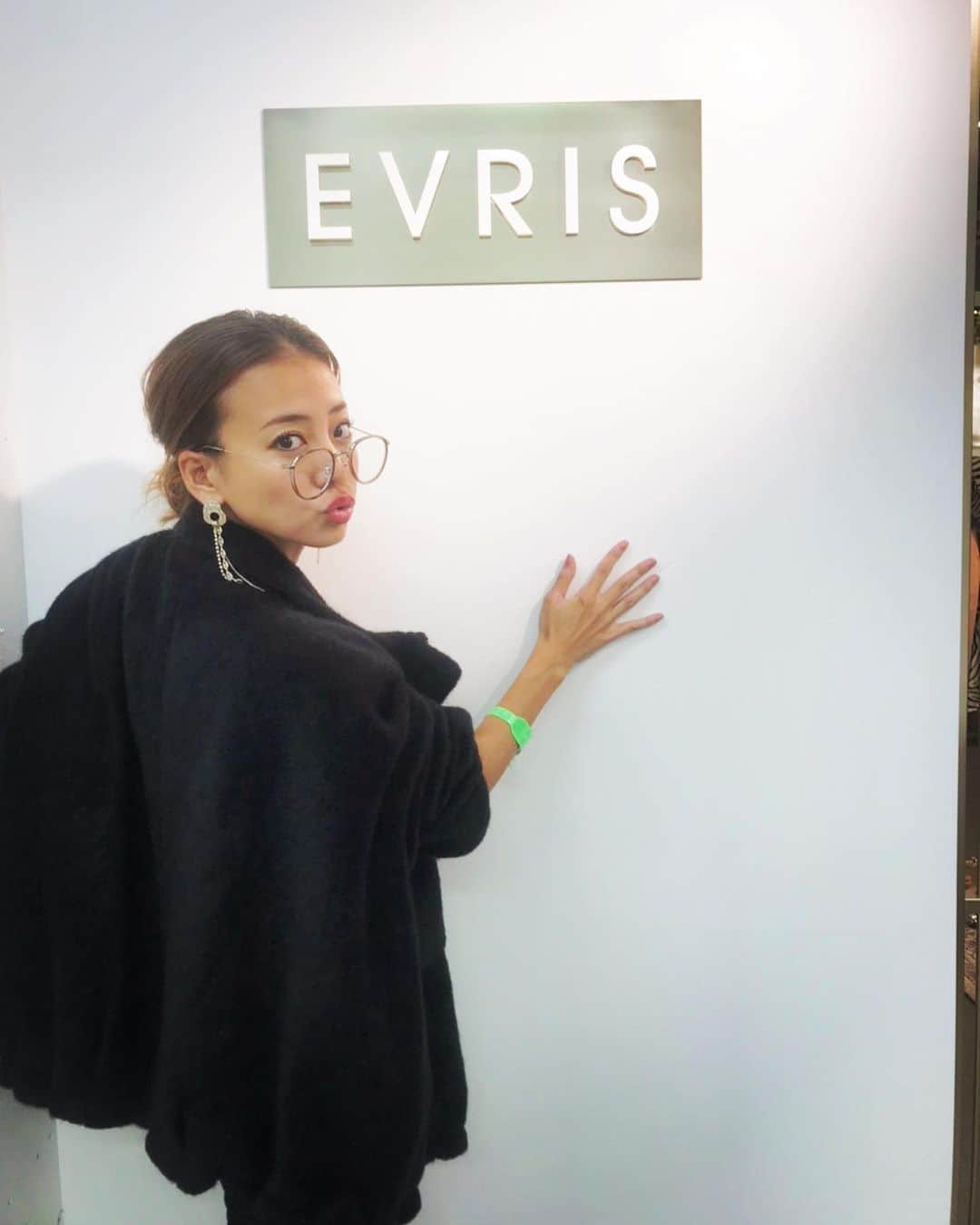 あびる優さんのインスタグラム写真 - (あびる優Instagram)「この日はピアス、メガネ、アウター、デニム私服がほとんど @emoda_official だった😂🎉 衣装でも良く着させて頂いてる @evris_official さんも夏服たくさんオーダーしちゃった🤤💕 #fashion#emoda#evris#ファッション#エモダ#エブリス」11月4日 20時15分 - yuabiru74