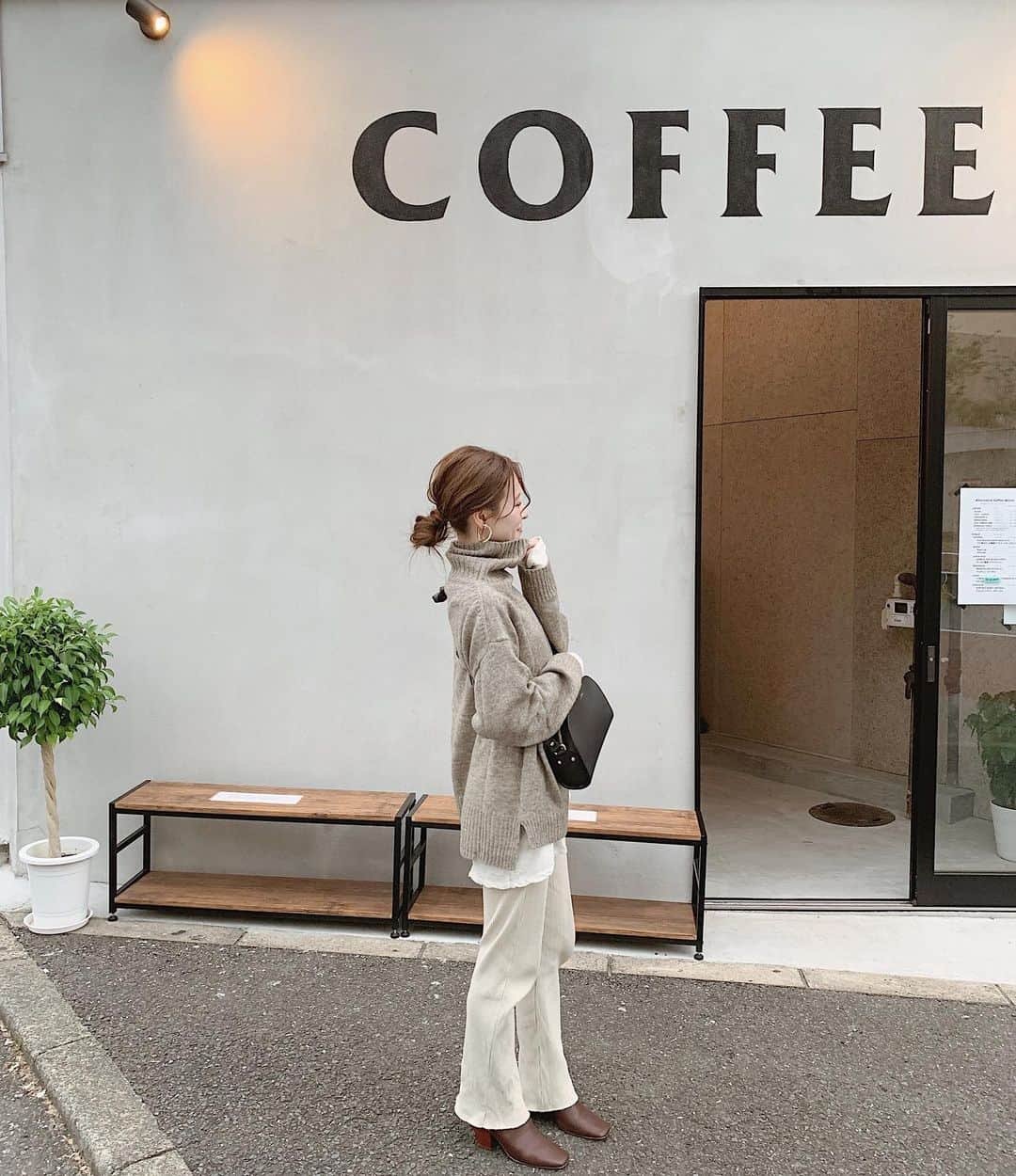 工藤はるかさんのインスタグラム写真 - (工藤はるかInstagram)「ㅤㅤㅤㅤㅤㅤㅤㅤㅤㅤㅤㅤㅤ 大久保の Alternative coffee works ☕️ 外観がかわいくて気になって行ってみたら スタッフさんの人柄が素敵すぎて これまた好きなカフェになりました🥺❤︎ ( 2.3枚目はひとつまえに投稿したカフェ ) ㅤㅤㅤㅤㅤㅤㅤㅤㅤㅤㅤㅤㅤ ご家族でやられているみたいで ほっこり心あたたまるお店👨‍👩‍👧🌿 (娘ちゃんが美人すぎた、、) ㅤㅤㅤㅤㅤㅤㅤㅤㅤㅤㅤㅤㅤ knit .. @urs_official  ㅤㅤㅤㅤㅤㅤㅤㅤㅤㅤㅤㅤㅤ このニットの色味も ゆるっとした形もお気に入りです🐑 ㅤㅤㅤㅤㅤㅤㅤㅤㅤㅤㅤㅤㅤ #harぐるめ  #urs_styling #urs_official #ユアーズ #タートルネックニットプルオーバー」11月4日 20時16分 - har_326