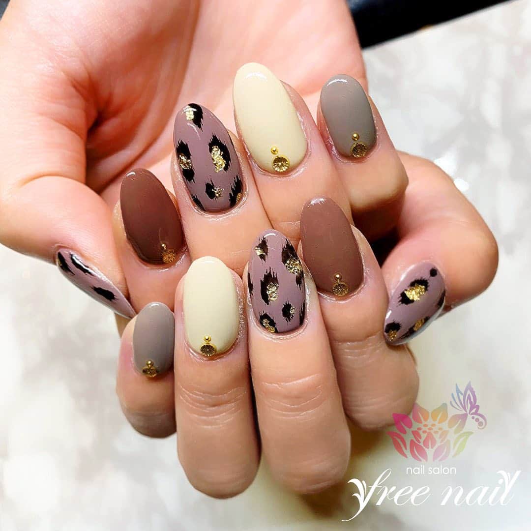 free nail フリーネイルのインスタグラム：「. お客様ネイル💅🏻🍁 . 秋色アニマルネイル🐆✨ . くすみパープルがおしゃれ🌝💜 . ご来店ありがとうございました🙇🏻‍♀️🙇🏻‍♀️🙇🏻‍♀️💗 . #ネイルアート #ジェルネイル #ネイルサロン #大阪ネイルサロン #ネイルデザイン #ネイルチェンジ #アニマルネイル #レオパードネイル #くすみネイル #パープルネイル #ブラウンネイル #デザインネイル #トレンドネイル #大人ネイル #シンプルネイル #秋ネイル #autumnnails #nailsart #nailsdid #美甲 #日式美甲 #日式美甲胶 #日本美甲师 #日本美甲老师 #美甲上课 #日本胶 #フリーネイル #freenail」