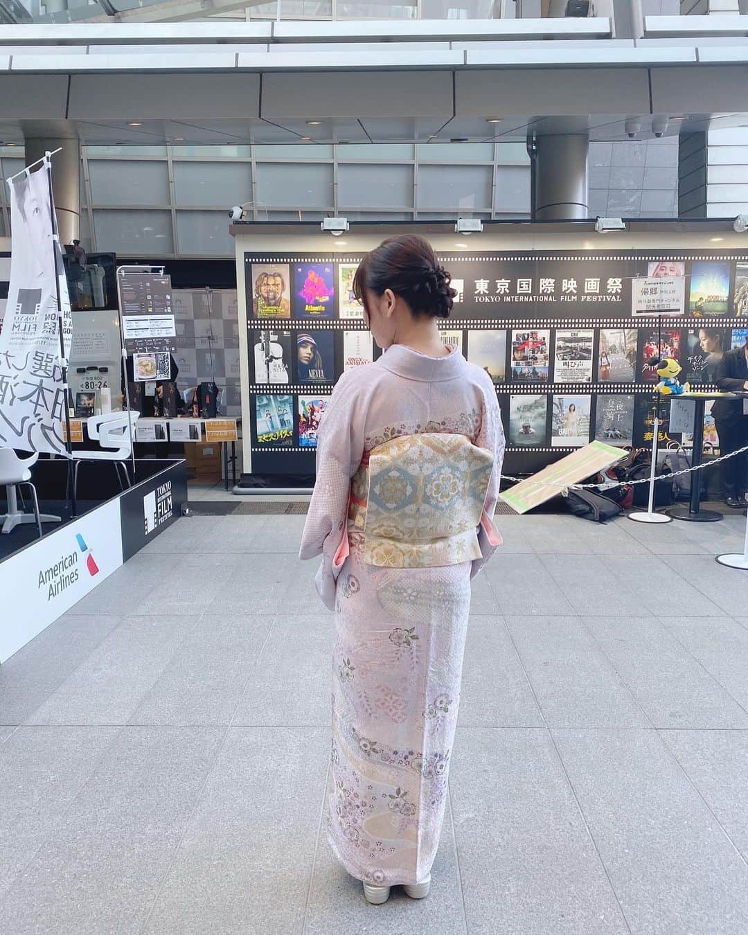 三島奈津子さんのインスタグラム写真 - (三島奈津子Instagram)「... 後ろ姿はこんな感じ👘✨✨ 品があってお着物も帯の柄もとっても素敵でした。 初めて紫系のお着物を着たけどすごく気に入りました☺️♥️♥️ #着物すき #お着物 #きものひととき #新宿店」11月4日 20時23分 - satomi_muryou