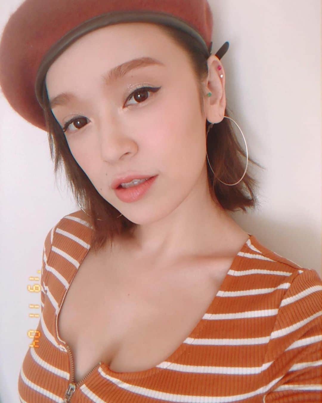 Soweluのインスタグラム：「いよいよ明日 Birthday Live2019 この日の為にかけてきた全てを 明日は思いっきり出し切るから みんなの最強の声援頼むね〜👍💕 ・ ・ 今日の格好は明日のライブテーマでもある 『懐かしさ』を意識して 私の青春時代の90sファッションに  こうゆう上はSexyなタイトな短い感じでお腹出して、 下はダボパンスタイルねw よく着てたな〜懐かしい✨☺️ 明日の衣装もかなりこだわってるから、 楽しみにしててね！ ・ ライブ直前に色々メンテ行ってきたよ @dl_beauty_2019 でマツゲを ふさふさにしてもらい👀 ・ ネイルは秋っぽくライブ仕様にして もらったよ💜 @nailmix_and_es ・ ・ みんな明日はくれぐれも気をつけて慌てず無事故で来てね🙏💓 See you tomorrow!!! ・ ・ ・ #sowelu #birthdaylive #90s #90sfashion  #nailmix #dlbeauty #dlグラマー」