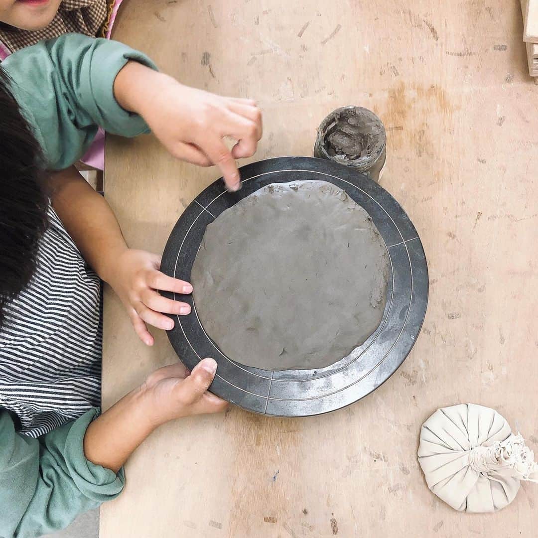 池田泉さんのインスタグラム写真 - (池田泉Instagram)「﻿ ﻿ 🧤﻿ ﻿ ﻿ 仕上がりは1ヶ月後の﻿ お楽しみ　♡﻿ ﻿ ﻿ ﻿ #陶芸﻿ #芸術の秋」11月4日 20時26分 - xxizumi123xx