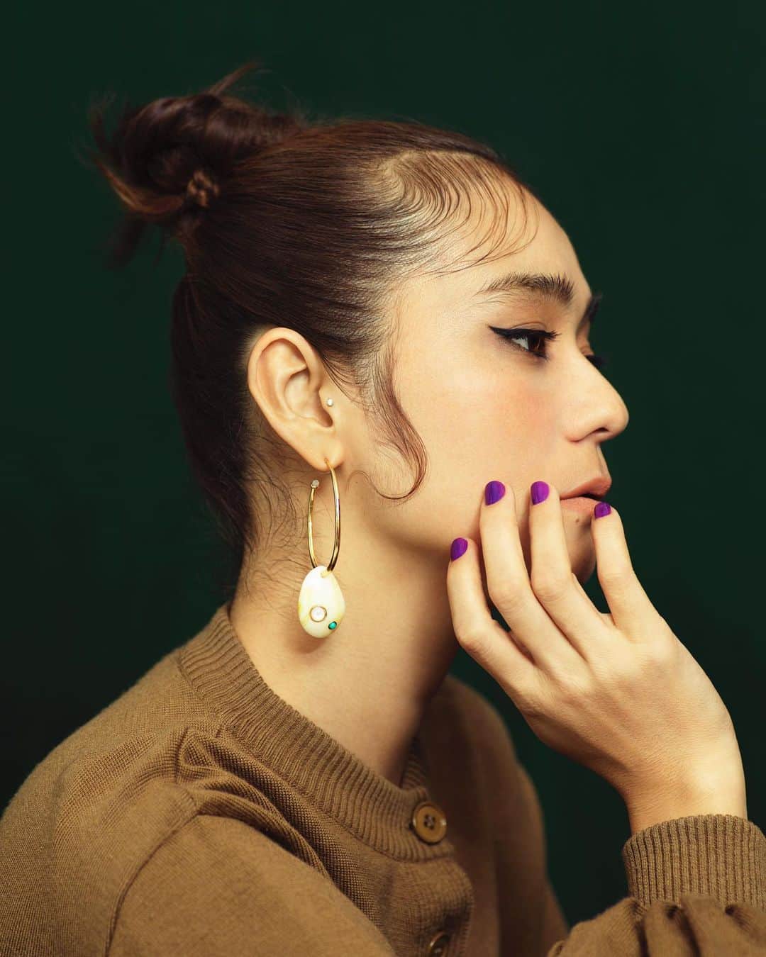 長山一樹のインスタグラム：「最新号の雑誌Domaniにて竹下玲奈さんの連載ページを撮影させていただきました。横顔を撮る時にピントを目に合わせるか商品であるピアスに合わせるか少し悩むところですが、今回はモミアゲに合わせました。 @domani_official  Model&Styling @renatakeshita  Hairmake @sa19820824  #domani #magazine #profile #hasselblad #中判カメラ #kazukinagayama #長山一樹」