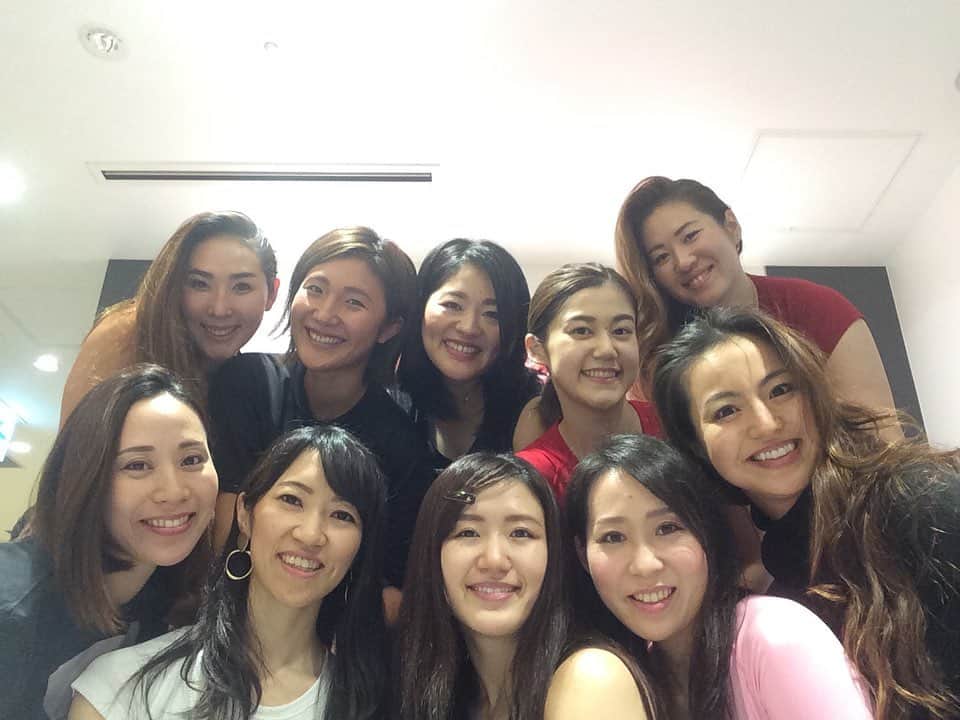 のインスタグラム：「【大阪心斎橋店１周年🍑キャンペーン】﻿ 11月27日は心斎橋店オープンから１周年！！﻿ 皆様に支えていただき迎えることができます。﻿ 本当にありがとうございます！﻿ 皆さんと作ってきたスパイス大阪がみんなのパワースポットであるようにこれからも一緒に歴史を刻みましょう！﻿ ﻿ そして！﻿ 今年の11月27日は　“Neo梅田店” がヨドバシカメラ大阪リンクス梅田内　にオープンします✨﻿ ﻿ 11月中の下記プログラムいずれかにお申込み下さった方へ、感謝を込めて特典をご用意いたしました✨﻿ ﻿ 【対象プログラム】﻿ ・基礎コース﻿ ・グループコース 20回券﻿ ・２ヶ月集中コース﻿ ・食事サポート﻿ ﻿ ※ 先着100名（既存・新規会員様ともOK）﻿ ※ 心斎橋店でのお申込み、ご利用に限ります。﻿ ﻿ 【特典内容】﻿ ﻿ ①  プレオープン　特別クラス@梅田店  ご招待チケット（１回）﻿ →担当は私、岡部友！﻿ →日本初のお尻トレーニングに特化した様々なスタジオプログラムを展開します。﻿ ﻿ ②  オリジナルノベルティ﻿ →自立女子のためのオリジナルトートバック（予定）﻿ ﻿ ※ プレオープン期間（11/25〜12/2）に梅田店でのご利用・お渡しとなります﻿ ※ 担当・内容は変更になる場合がございます。﻿ ﻿ SPICE UP FITNESSの会員様は、皆さま梅田店をご利用いただくことができます！！﻿ 梅田店のみのお申込み・詳細はもうしばらくお待ちください✨﻿ ﻿ そして今なら‼️﻿ 梅田でメインのクラスとなるバンドトレーニングクラス、パワーヒップネスの体験も行なっています！﻿ （心斎橋店限定、30分、3000円税抜）﻿ ﻿ お申込みは下記スパイスホームページ、お問い合わせフォームから＂心斎橋店＂をご選択の上、﻿ お気兼ねなくアクセスしてくださいね🍑﻿ ▼▼▼▼▼▼▼▼﻿ アクセスはプロフィールから！﻿ #spiceupfitness #fitnessmotivation #岡部友 #桃尻 #美尻 #美尻トレーニング #スパイスアップフィットネス #hipthrust #ヒップアップ」