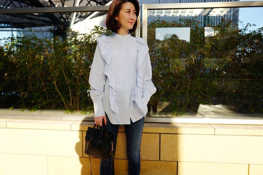 藤井聖子さんのインスタグラム写真 - (藤井聖子Instagram)「feminine♡ ・ ・ @kiyomimedeiros が着ているインスタを見て 一目惚れした #obli のブラウス。 ボタンが全てパールだから、もちろんピアスもパールで♡ ・ @obli_official  #fashion #coordinate #ootd #outfit #オブリ」11月4日 20時31分 - seiko_fujii