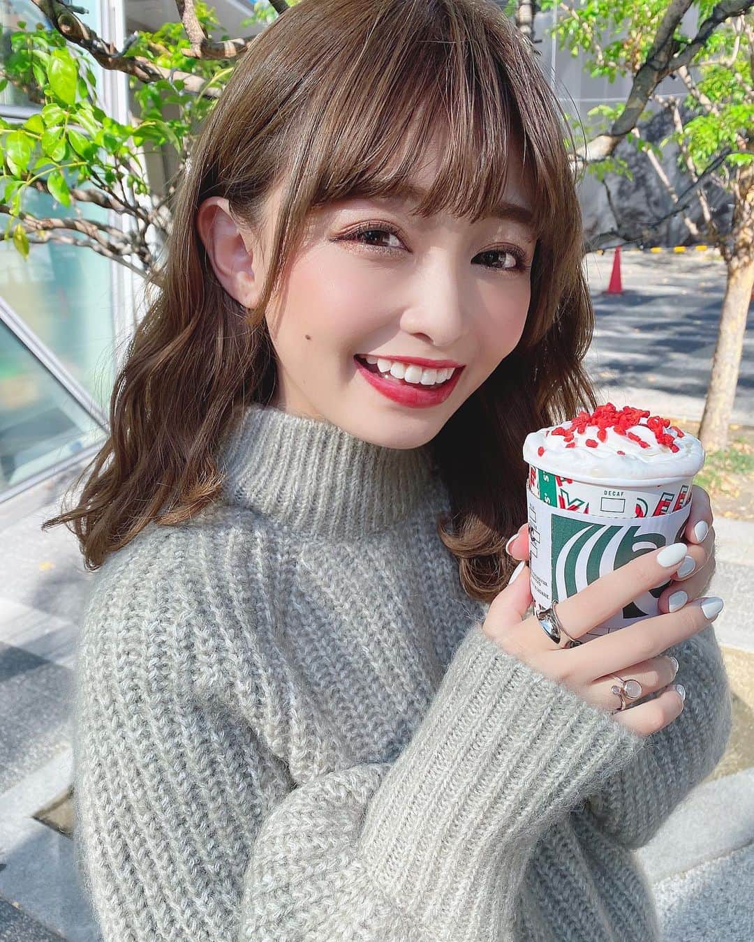のインスタグラム：「﻿ ﻿ ﻿ ﻿ ﻿ もう寒いねぇええ😵❄️﻿ ﻿ ﻿ 今年のクリスマスのスタバ🎄可愛すぎ☕️♥️﻿ ﻿ クリスマスのグッズもたくさん出てて﻿ 全部ほしくなったぁぁあ〜🥺❤︎﻿ ﻿ でもなにより頼んで出てくる﻿ この紙コップがすきだった💓（笑）﻿ ﻿ ﻿ やっぱりいいね、秋冬は🥺🥺🥺﻿ 何もかもがかわいい🥺﻿ ﻿ ﻿ コメント返していきます💓﻿ ﻿ ﻿ ﻿ #fashion #ootd #outfit #coordinate ﻿ #cosme #cosmetic #make #makeup ﻿ #hairstyle #haircolor #xmas #christmas﻿ #クリスマス #スタバ #スターバックス ﻿ ﻿ ﻿ ﻿」