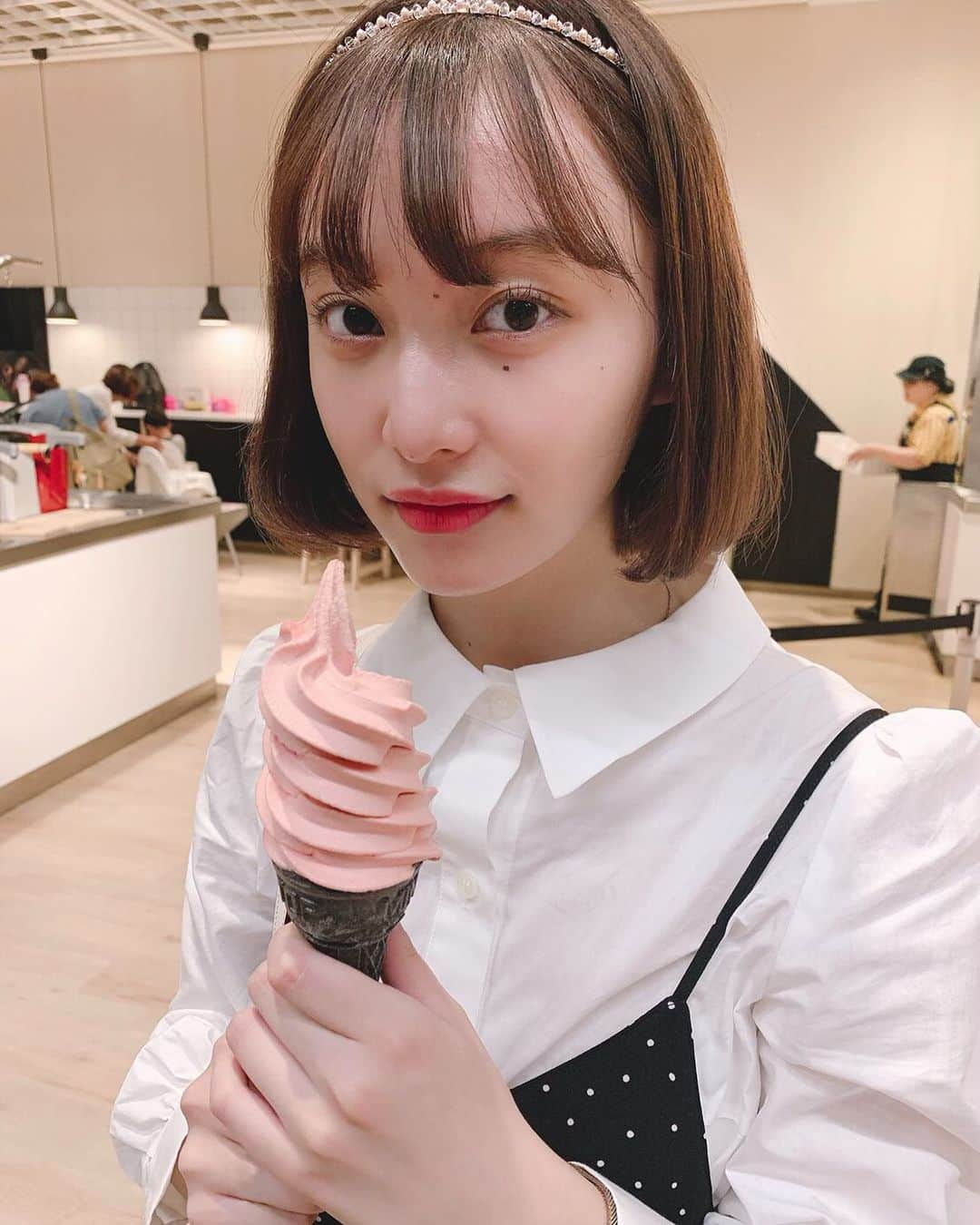 山田愛奈さんのインスタグラム写真 - (山田愛奈Instagram)「.  たまに食べると 美味しいですよね🍦♡」11月4日 20時34分 - aina_yama