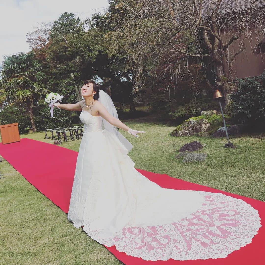 五十嵐邸ウエディングのインスタグラム：「連休晴天結婚式💕お幸せ…  想いと笑顔あふれるウェディングを✨🎁 #邸宅ウェディング #古民家ウェディング #五十嵐邸ウエディング #貸切結婚式 #貸切ウェディング #大人ウェディング #おしゃれ花嫁 #新潟ウェディング #新潟花嫁 #新潟プレ花嫁 #プレ花嫁 #卒花嫁 #卒花 #結婚式 #結婚式準備 #花嫁準備 #ブライダルフォト #ウエディングフォト  #2019秋婚 #2019冬婚 #婚約 #小さなウェディング #花嫁さんと繋がりたい #日本中のプレ花嫁さんと繋がりたい#綺麗#五十嵐邸ガーデン  #素敵な花嫁#sakuramanagement事務所」