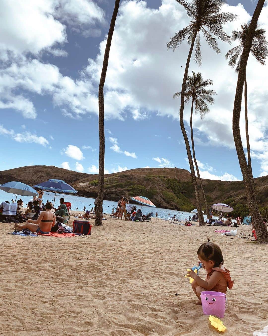 岡田美季さんのインスタグラム写真 - (岡田美季Instagram)「ひさしぶりのハナウマベイ🐋 お魚たくさん泳いでた✨ 日陰が少なめだから躊躇してたけど影を探して場所とって全然大丈夫だった❤︎ 娘、砂遊びが上手になりました👏 #hawaii #trip #ハナウマ湾 #ハワイ」11月4日 20時45分 - mikiokada0225