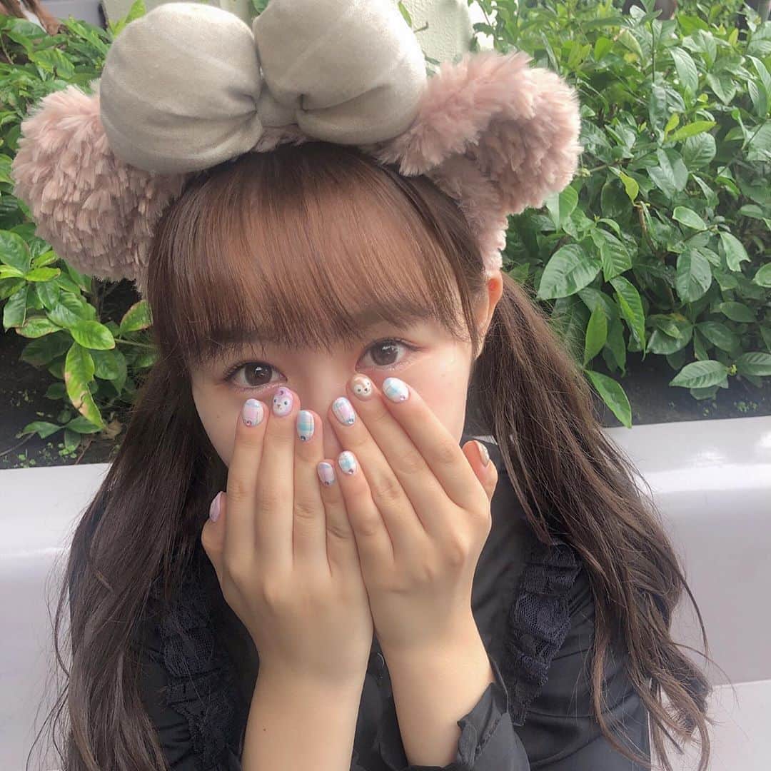 のインスタグラム：「・﻿ この日に合わせて爪可愛くしてもらった！﻿ ﻿ もっと指が長くてシュッとして 骨っとした手が良かったな😭﻿ ﻿ 「チャームポイントは手です♡」 って言ってみたかったな😭 ﻿ #tokyodisneyland﻿ #ディズニー #ディズニーハロウィン﻿ #シェリーメイ #ダッフィー﻿ ﻿ #ネイルデザイン」