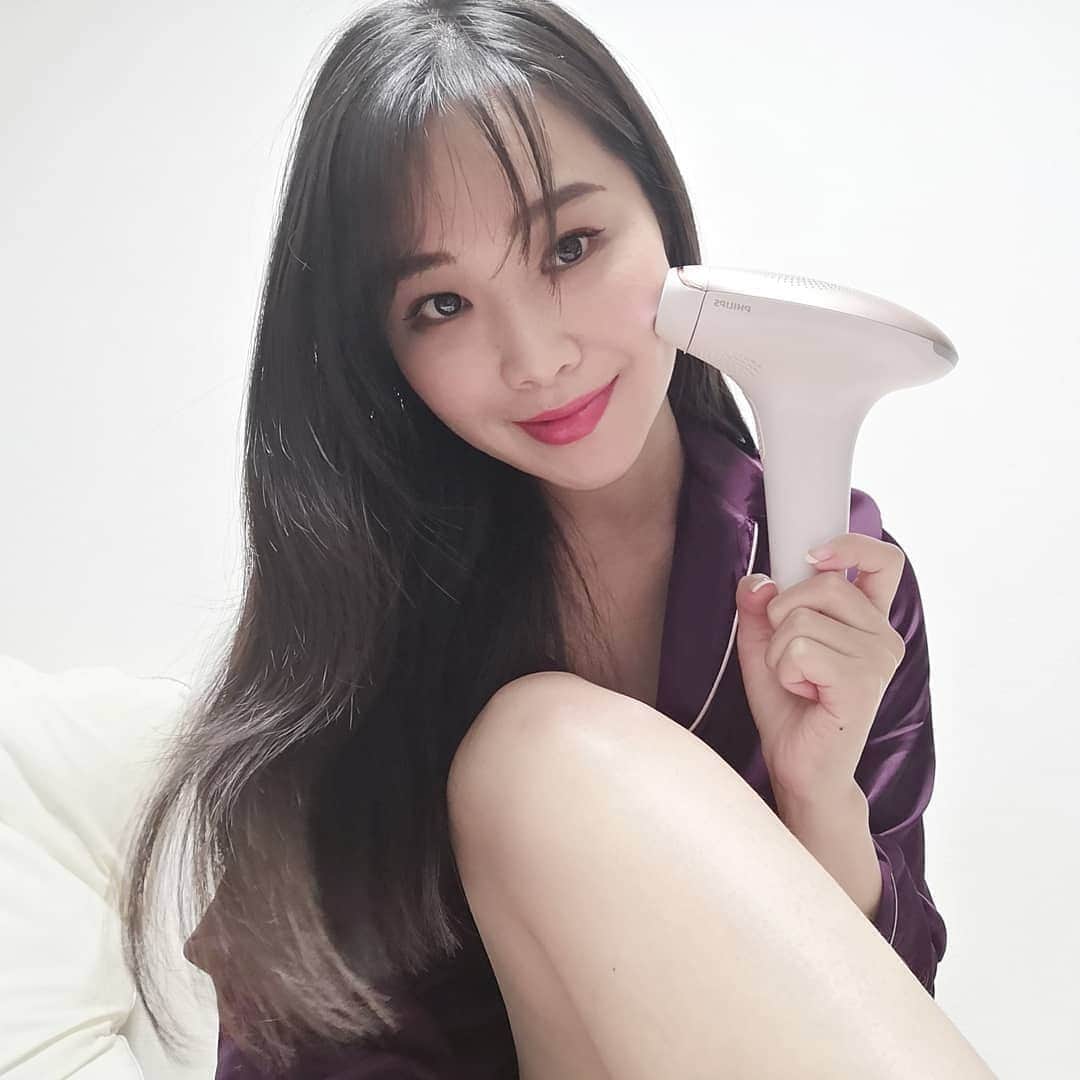 Miyu Toyonagaのインスタグラム：「🕊️Finally start to use this @philips Lumea Advanced IPL for Hair- free smooth skin. Will keep you posted about the coming up result.  My purple PJ is by @intimissimiofficial  最近、使い始めたフィリップス光美容器ルメアアドバンス。  脱毛エステに通う時間がない人向けにお家でできるのが最高！  最速ではわずか２回のケアで効果が実感できるらしく、顔(鼻の下, あご, もみあげ)、脚、腕、ワキ、腹部、ビキニエリア全てに対応できちゃうの。  ルメアをする前に、ちゃんと除毛しとおかないとちょっぴり熱いかも。  重さはそこまでないのが✔✔ 頻度は二週間に一回のみを4.5回続けると、毛がなくなるらしく本当かどうかまた後ほどレポートするね🙏  #光美容器 #ルメア #ルメアアドバンス #Philips #フィリップス #自宅エステ #美容 #美肌#pr」