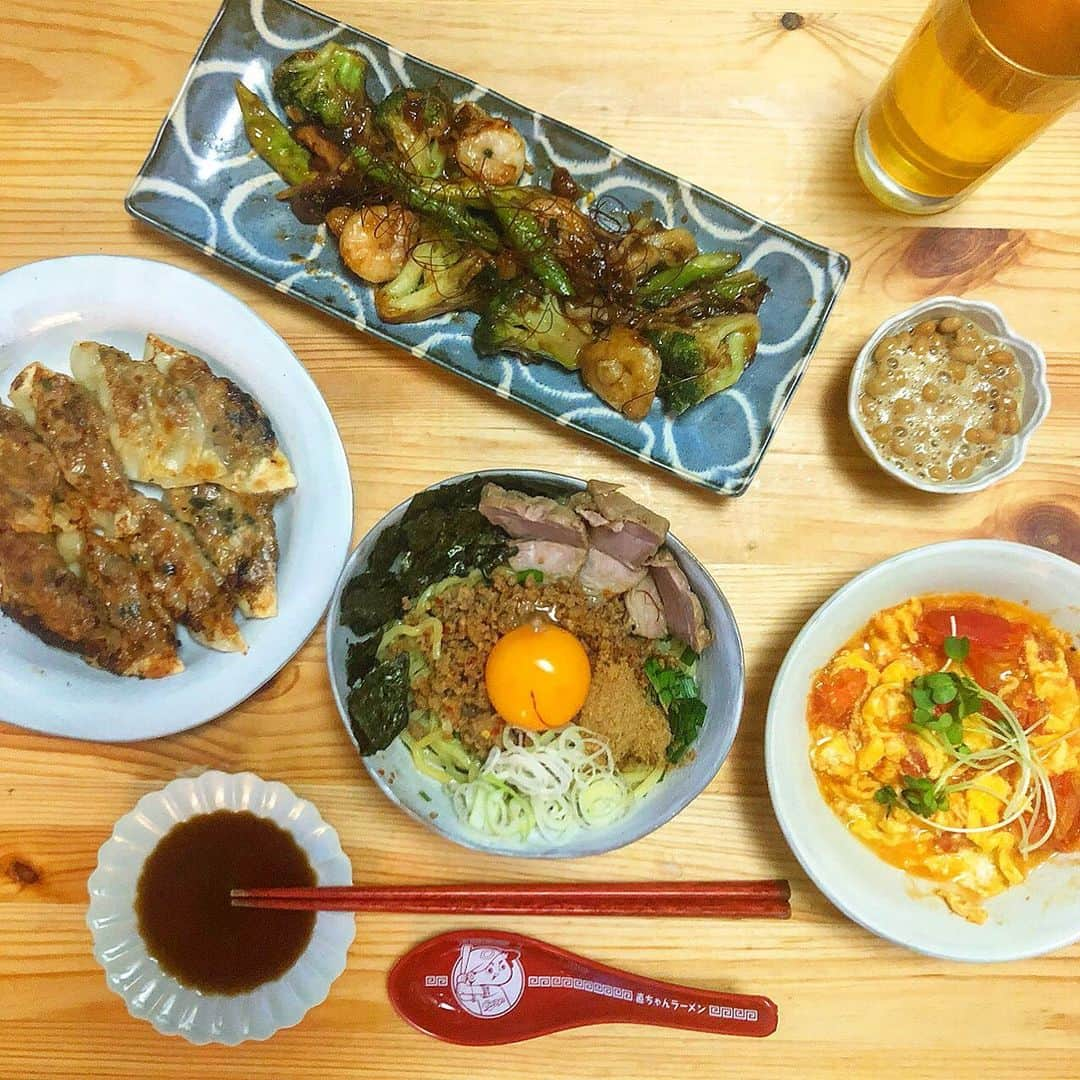 古田ちさこさんのインスタグラム写真 - (古田ちさこInstagram)「🍜⭐︎ お取り寄せグルメでおうちごはん🤤 ぎん晴れ55の看板メニュー、名古屋名物台湾油そば🎁 こちらだよ 👉 @ginbare55tsuuhan . 気になっていたけれど名古屋と刈谷にしか お店がないのでお取り寄せできて嬉しいな✨ . お店で使っている食材をそのまま使っているそうなのでお店の味と近いのかなあ？☺️ . セット内容は特製台湾ミンチに油そばには珍しい塩だれ、カツオ魚粉ともっちもっちの麺❗️ . あたたかみのある手書きのイラストで作り方が丁寧に説明されたプリントが入っていたので、美味しく作ることができたと思います🎶 . 他メニューは #餃子 #トマトと玉子の中華炒め #エビとブロッコリーとアスパラと椎茸の塩炒め #納豆 は味変用です🤤 あとね、チャーシューはこないだの豚バラ大根の豚バラをスライスしたやつ💗 . #カツオ魚粉も味変おすすめ #ぎん晴れ55 #お取り寄せグルメ #お取り寄せラーメン #ラーメン通販 #台湾油そば #油そば #名古屋名物 #まぜそば #pr #コラボベース #石井啓一 #出西窯 #おうちごはん #お取り寄せ #麺類大好き #古田の自炊記録」11月4日 20時52分 - chisakofuruta