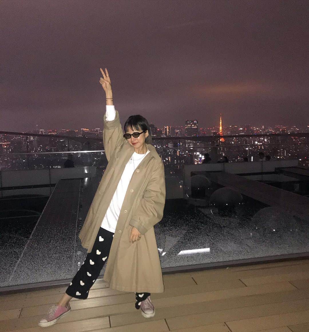 Manitasのインスタグラム：「ミーハーな母に連れられてopenしたばっかりのスクランブルスクエアの展望台にさっそく行ってきた 思ったよりもすごかたので次はお昼に行きたいです まま、よかたね😯💕 #カメラ向けられるとこのポーズしちゃうのやめたい」
