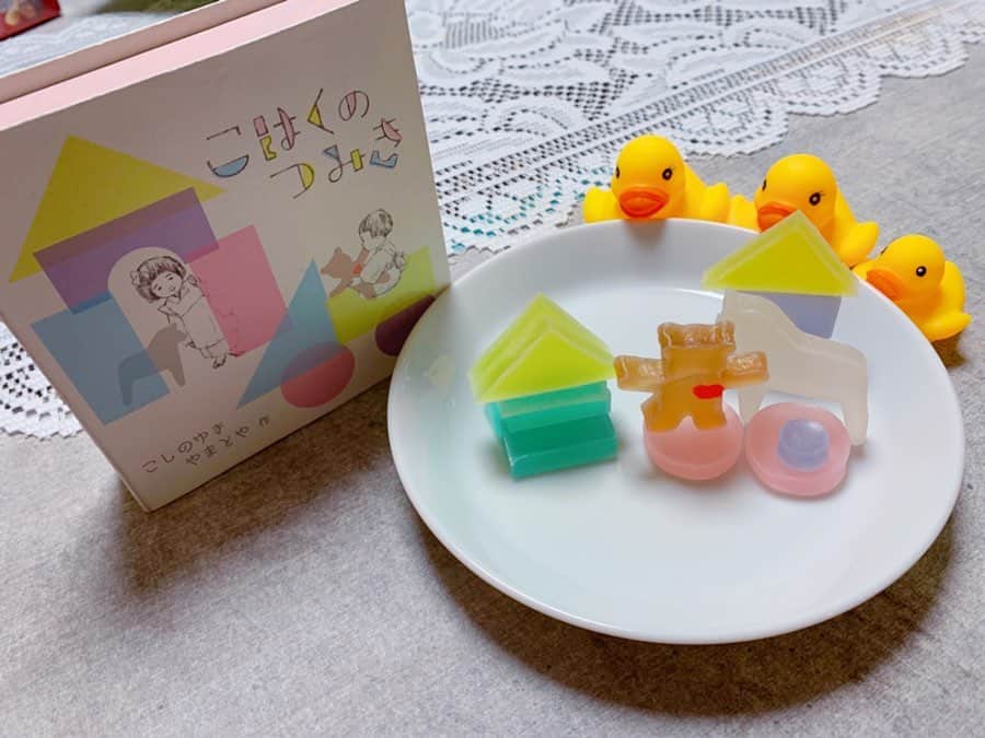 のインスタグラム：「#こはくのつみき  #越野雪本舗大和屋 . . . .  可愛すぎるお菓子💚💛💗 砂糖菓子だよっ😋 積み木遊びができるんです ✨ おはなしも書いてあったよ📕読み聞かせもできるね👀 . . . . . #yunnaログ #スイーツ #sweets #お菓子 #インスタ映え」