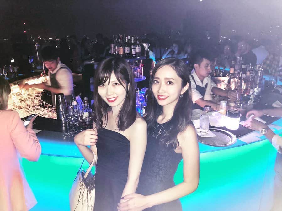 曲渕伊代のインスタグラム：「夜はMake upしてRooftop barへ👯‍♀️🍸💚 #タイ人と韓国人との異文化交流  #後ろのお兄さんもちゃっかり✌️✌️ #日本人だと思われない私たち #そういえば私 #ちょうど一年前もタイのRooftopbarにいたな🤔」