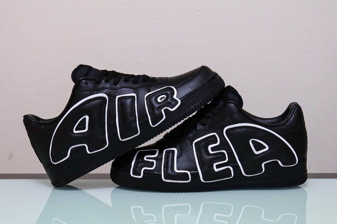 SneakerBox.jpのインスタグラム：「✌️ Air Force 1 Low By You Cactus Plant Flea Market 賛否両論、いわくつきの1足。 もともと日本ではいつ展開されるのか不明瞭でしたが結果的に海外と同タイミングにリリースされた。されてしまった。。？ 個人的には昔からiDは大好きなのでここまで話題になること自体がすごいなぁと😅 コラボありきなのかもしれないですが。。 素材に過大な期待はしていませんでしたが柔らかいレザーでSupreme CDGのブラックのような柔らかいレザー、ライナーもレザー仕様で高級感があります✨ 今後もコラボじゃなくとも、限定素材など期待していますナイキさん✔︎ #cpfm #cactusplantfleamarket  #nikeid #nikeids #nikebyyou  #airforce1  #af1 #airforce1daily  #sneakerbox」
