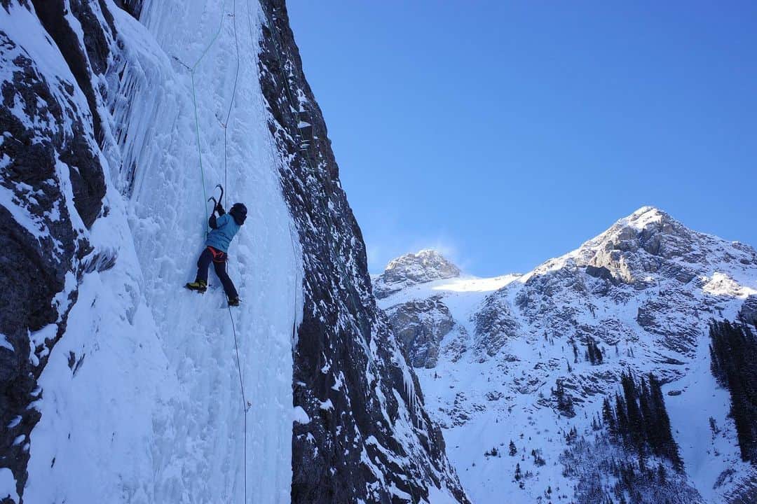 小野塚彩那のインスタグラム：「NEVER STOP EXPLORING. . . @thenorthfacejp @tnf_mountain @thenorthface @thenorthface_snow . . #neverstopexploring #futurelight #thenorthface #shemovesmountains #iceclimbing #canada」