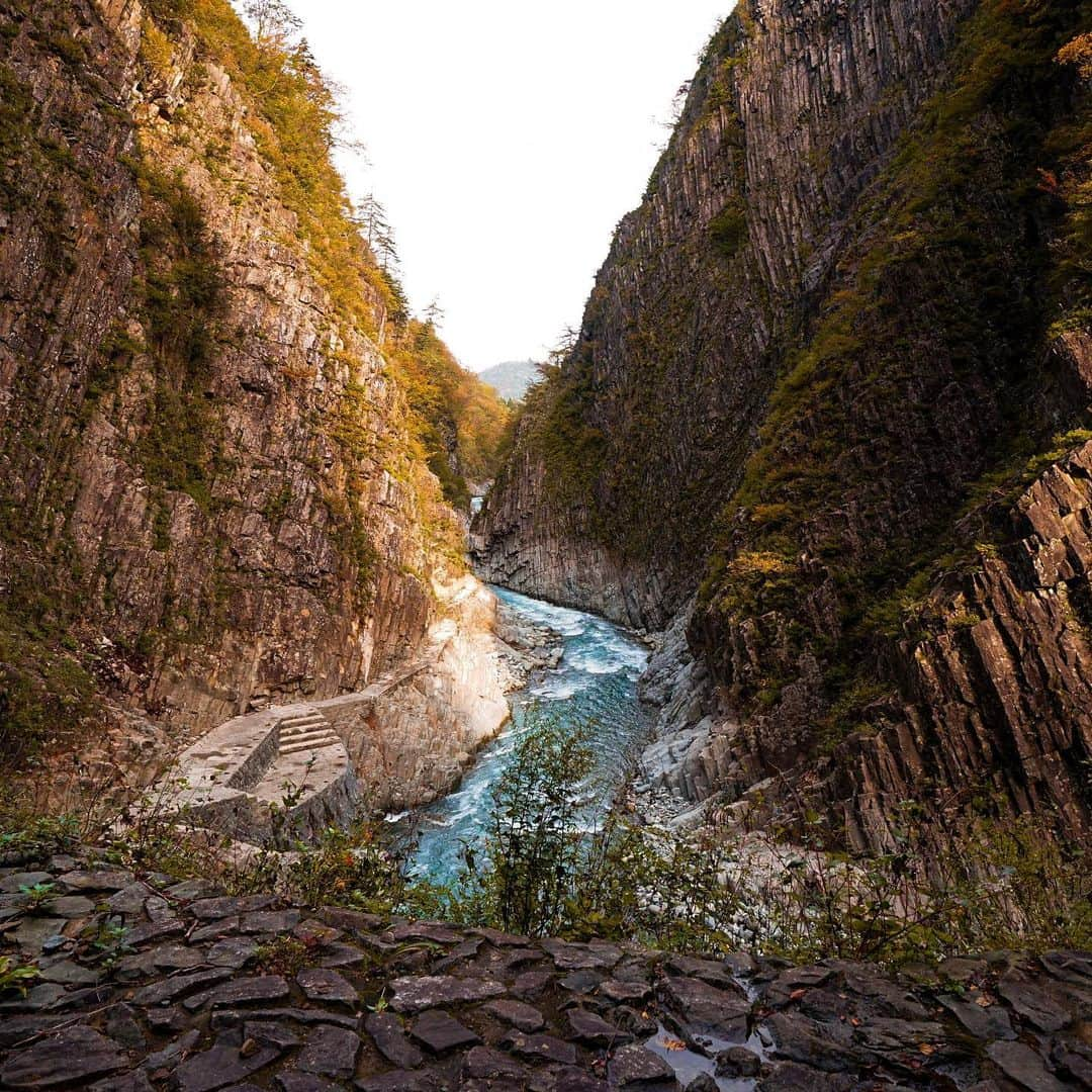 halnoさんのインスタグラム写真 - (halnoInstagram)「There is a valley with a wonderful view in Niigata Prefecture.  The arches and scenery of the tunnel are reflected on the surface of the water.☺️ . 新潟県十日町市にある日本三大渓谷、清津峡へ行ってきた！ #清津峡渓谷トンネル #清津峡渓谷 #十日町 #突貫日帰り #kiyotsukyo」11月4日 21時08分 - halno