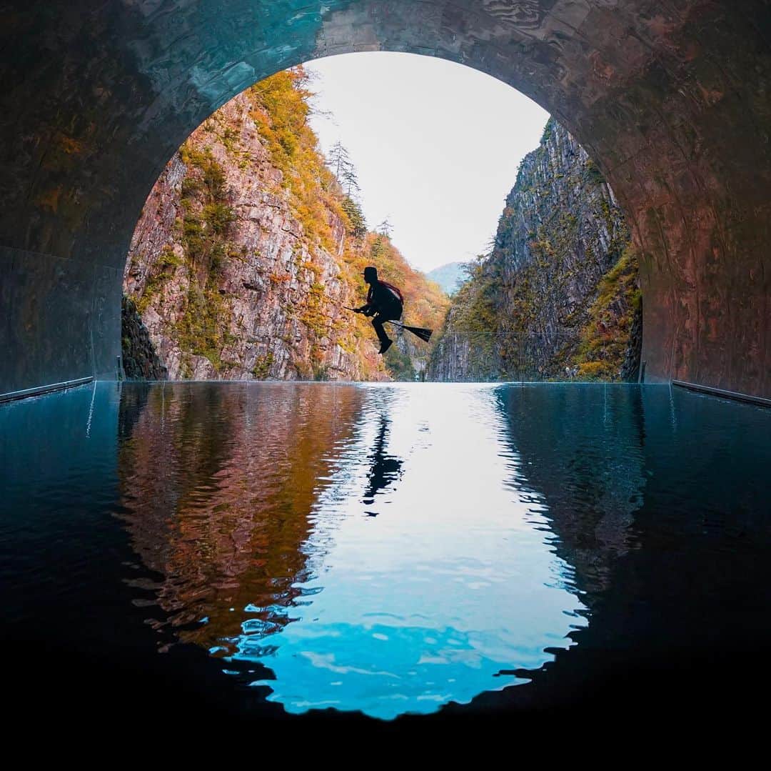 halnoさんのインスタグラム写真 - (halnoInstagram)「There is a valley with a wonderful view in Niigata Prefecture.  The arches and scenery of the tunnel are reflected on the surface of the water.☺️ . 新潟県十日町市にある日本三大渓谷、清津峡へ行ってきた！ #清津峡渓谷トンネル #清津峡渓谷 #十日町 #突貫日帰り #kiyotsukyo」11月4日 21時08分 - halno