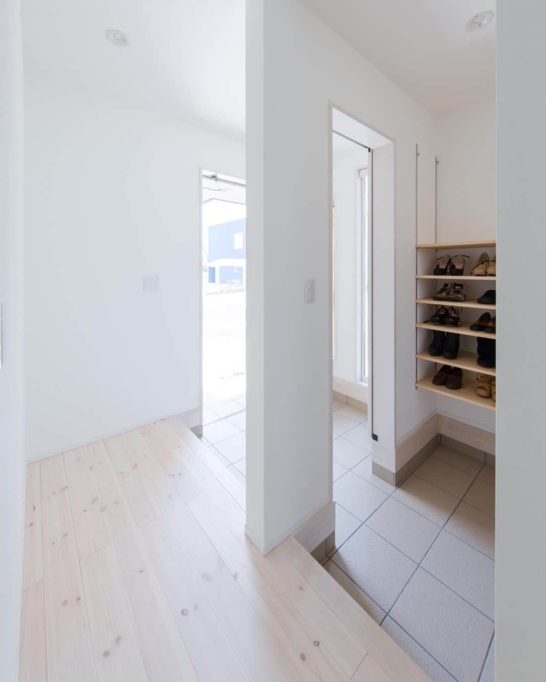 ルポハウス一級建築士事務所さんのインスタグラム写真 - (ルポハウス一級建築士事務所Instagram)「・ ・ ・ 繊細な質感のタイルはホワイトの床にぴったり。 ・ 空間をうまく利用した可動棚は、たっぷりの収納量で、余裕があるシューズクロークに。 ・ ・ ・ 𓐌𓐌𓐌𓐌𓐌𓐌𓐌𓐌𓐌𓐌𓐌𓐌𓐌𓐌𓐌𓐌𓐌𓐌  ルポハウスの施工事例はこちらまで☞ @reposhouse  𓐌𓐌𓐌𓐌𓐌𓐌𓐌𓐌𓐌𓐌𓐌𓐌𓐌𓐌𓐌𓐌𓐌𓐌 #ルポハウス は#ちょっとかっこいい家 を"友人のために" という思いでつくっています。 一生に一度の#マイホーム。 「あなたにしかできない」×「ルポハウスだからできる」で、 私たちだけの#家づくり を思いっきり楽しんでみませんか？！ ・ ・ ・ #外観 #住宅 #注文住宅 #新築一戸建て #住まい #シンプルな暮らし #デザイナーズ住宅 #一級建築士事務所 #設計事務所 #design #simple #滋賀 #大津 #草津#シューズクローク #玄関インテリア #リクシルタイル #陶絣#可動棚#可動棚収納」11月4日 21時09分 - reposhouse