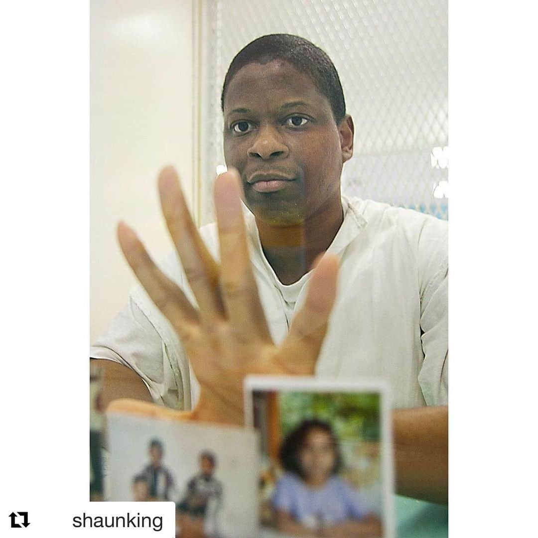 アナソフィア・ロブさんのインスタグラム写真 - (アナソフィア・ロブInstagram)「I took a criminal justice course in college- it changed my entire perspective on who we put in jail, why they are there, and whose voices are heard and whose are silenced, sometimes forever. We can speak up for the innocent- there is significant evidence missing from the conviction of #rodneyreed . Help protect this man by signing the petition, calling @govabbott or any of the actions listen on the website. Link in bio.  Thank you @shaunking & @erikanicolepaul for always speaking up on behalf of the marginalized.  #Repost @shaunking ・・・ EMERGENCY! I mean that literally. Do you hear me? This is an emergency. In just 16 days the State of Texas is scheduled to execute an innocent man named Rodney Reed. I am stopping everything in my life for these next 16 days to help save this man’s life but I need your help. CLICK THE LINK IN MY BIO @ FreeRodneyReed.com, sign our petition, join our emergency team, and let’s save this man’s life. I’ve never been more sure that this nation was about to execute an innocent man than I am right now. We need you! Go to FreeRodneyReed.com now!」11月4日 21時11分 - annasophiarobb