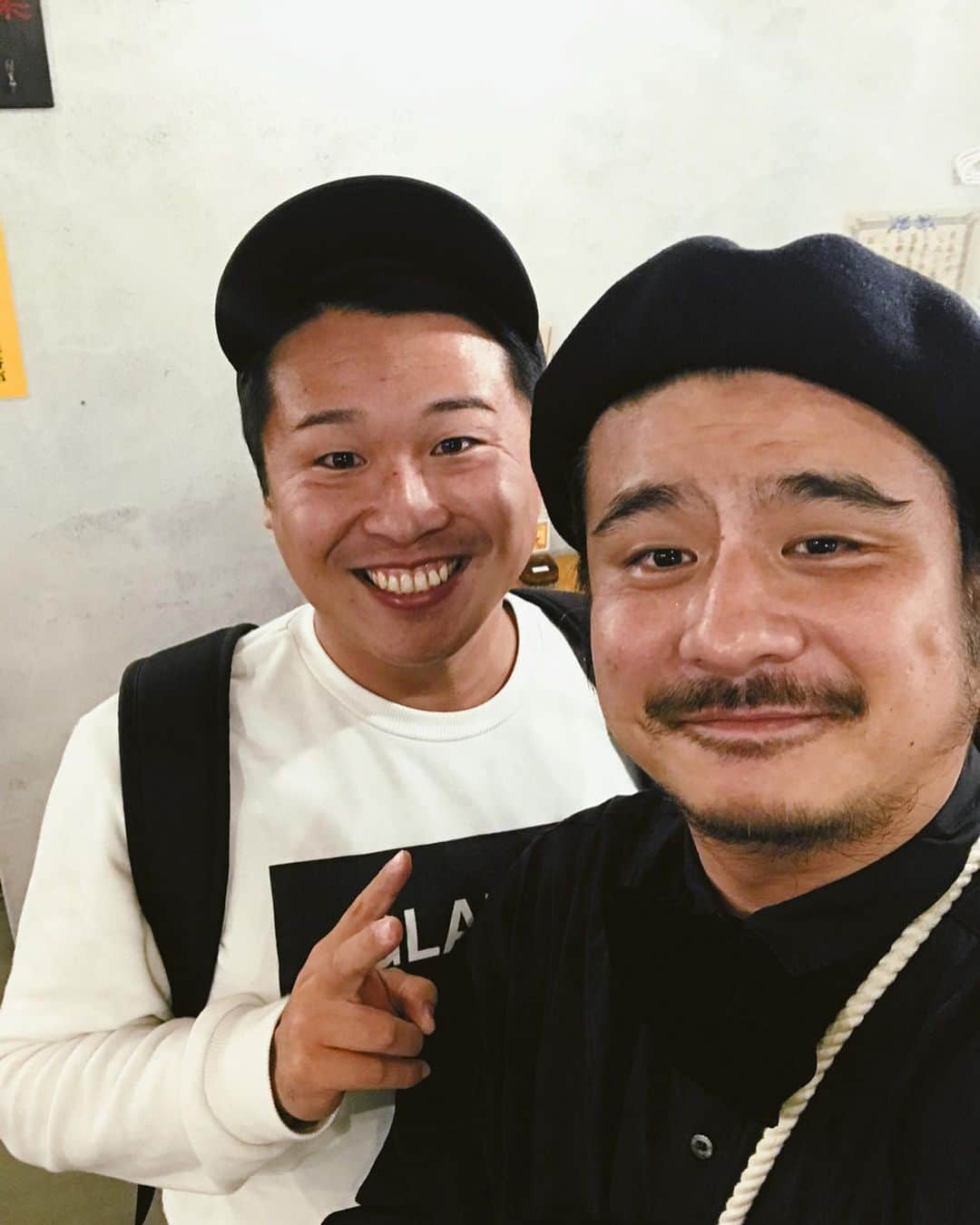 のインスタグラム：「先日のくさいちょんの結婚式で 昔、ボクがイジメていた「らしい」2学年下のバスケ部の後輩 @miyamoto_shinya と再会。  怖かった怖かった言ってたけどコチラは怒った記憶全くなし。  ただやはり当時からチームメイトには年齢関係なく正直かなり厳しかった😰 負けたくなかったからね😭  また飲もうね🍻 ちなみに絶対イジメてないからね。  #tbt #kabukicho  #night #friend #smile #mood」