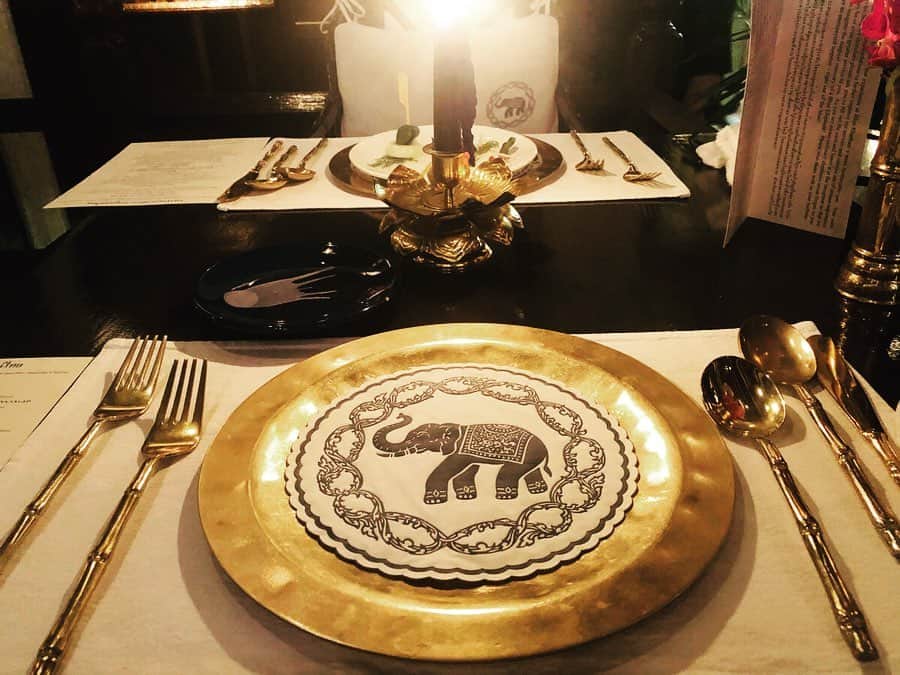 曲渕伊代のインスタグラム：「🐘💙 タイ高級レストランにて最後の晩餐🇹🇭🍴 店員さんの過剰すぎるサービスに大満足👏👏」