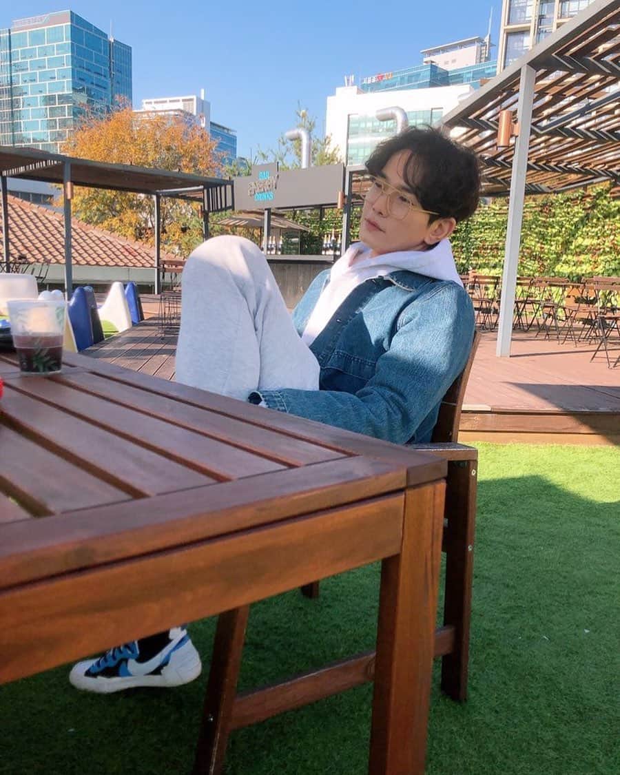 オン・ジュワンのインスタグラム：「하늘 맑으니 하루 종일 기분이 좋다☁️ 내일부터 미세먼지 많다니~ 조심~!」