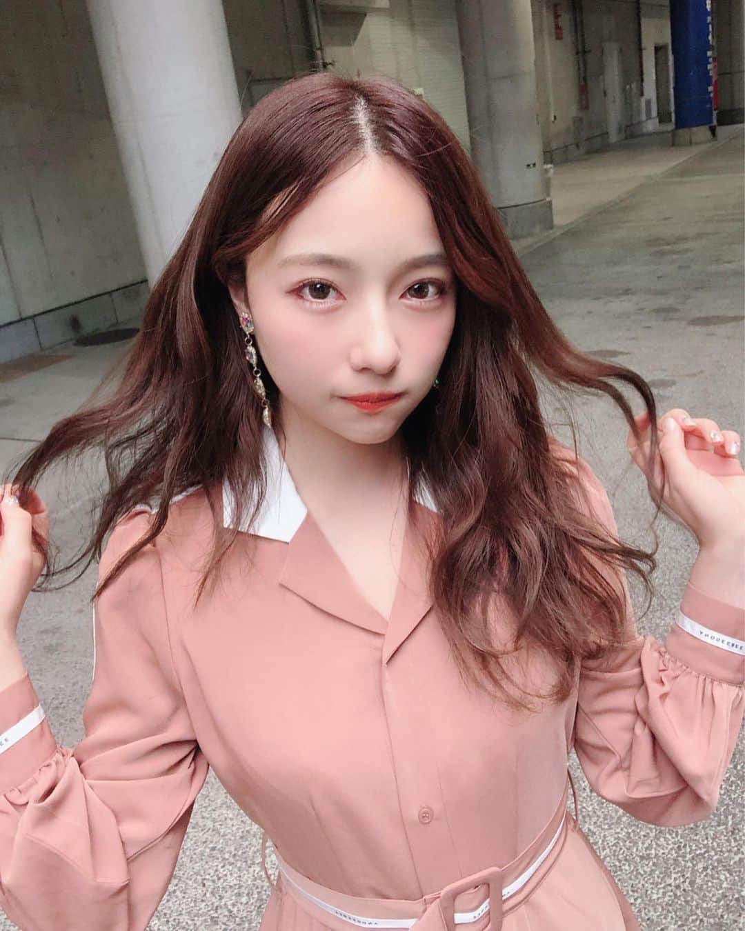 のインスタグラム：「#dailylook . 握手♡🤝in #yokohama Day2 Thankyou ☺︎ ❤︎ . 今日のイベント私服は @andgeebee_official ラインテープワンピ❤︎ ストンっ♪とおちるシルエットで綺麗な印象に^ ^ . シンプルだけど開襟の配色や、ロゴテープ ハイウエストに見えるベルトで凝ったデザイン😛💜 . このワンピースを含め新作の先行発売している 阪急梅田 #ANDGEEBEE POPUPは明日が最終日😳😳 連日、たくさんの方が足を運んでくださっていて感謝です😌💕 . . ちょぴっとだけ、いつもと違うメイク🐰💗 2日間たくさんパワーありがとう^ ^ 明日から、また頑張りましょ✈️！ #村瀬紗英 #무라세사에」