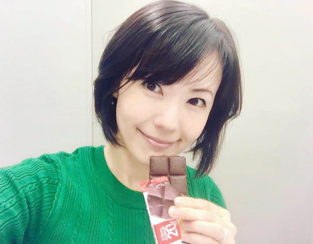 六車奈々さんのインスタグラム写真 - (六車奈々Instagram)「日本体育大学 准教授 バズーカ岡田先生から頂いた、味覚糖「SIXPACK プロテインバー」。 チョコレート味を頂きました！ キャラメルピーナッツ味も美味しかったけど、チョコレート味も美味しい！  ほろ苦さ有り、 チョコの風味あり、 甘さ控えめで独特の歯応え。  噛みごたえがあるので、しっかり咀嚼するから、満腹感が得られるので大満足\(//∇//)\ ダイエットの味方だ。  プロテインというと、体を鍛える男性のイメージがあるかもしれないけど、実はお肌の新陳代謝にも大切なのだ^ ^  美容と健康の味方になるプロテインバーだね！  https://www.uha-mikakuto.co.jp/sixpack/sp/  岡田先生、ありがとうございました！  #バズーカ岡田 先生　#プロテインバー #sixpack #美味しい #オススメ　#美容食　#ダイエット食」11月4日 21時19分 - nanarokusha