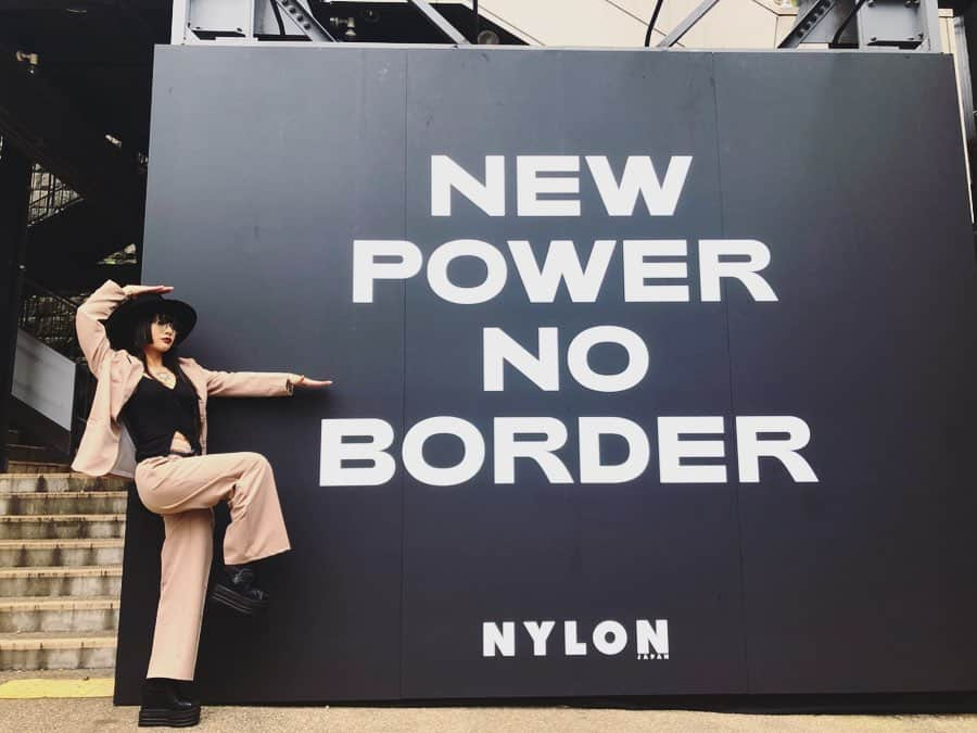 仲万美（Bambi Naka）さんのインスタグラム写真 - (仲万美（Bambi Naka）Instagram)「NYLON 15TH ANNIVERSARY SHOW 初の総合演出 無事やり遂げました。 NYLON様、ｽﾀｯﾌの皆様、素晴らしい出演者様 皆様に支えられてここまで出来たこと、本当に感謝しております 初めてで不安だらけだったけど、来てくださった皆様の笑顔を見ると、胸を撫で下ろすことが出来ました 有難うございました . 今回のSHOWのｺﾝｾﾌﾟﾄ “ NO BODER ! NEW POWER ! “ ですが、 この世の中には、線もﾙｰﾙも御座いません。 好きな事を、好きなように、好きなだけやって、それを新しい力へと。 人生一度きり 今の自分は今しかいない そんな思いを込めて、このSHOWを作らせて頂きました！ 皆さんのこれからの生活に、ほんの少しでも力になれたら、僕のやっていた事は間違いなかったと自信がつきます。 . NYLON様、15周年というめでたい時に御一緒出来た事本当に嬉しく思います @nylonjapan . そして、ﾒｲﾝｷｬｽﾄの超特急の弟たち。多忙なｽｹｼﾞｭｰﾙにも関わらず笑顔で元気が絶えない姿に姉は安心して全ても委ねてしまった また一緒に踊ろうね @garistagram03 @happy_yuki05 @takashi_yade07 @takunicochanman @927_kai . ｵｰﾌﾟﾆﾝｸﾞで会場を魅了させたﾋｭｰﾏﾝﾋﾞｰﾄﾎﾞｯｸｽのKAIRI君。流石としか言いようのないﾊﾟﾌｫｰﾏﾝｽに誰よりも客席で見たいと思っていた僕。それなのにｾｯｼｮﾝ出来た僕は、ずるいと思う。笑 @kairihbb . 美しいﾎﾟｰﾙﾀﾞﾝｽを魅せてくれたIGさんとMOMOさん。ただのﾎﾟｰﾙﾀﾞﾝｽではなく、筋肉美とｱｰﾄの両方を持ち合わせたお二人。 @ig.tokyo @momopoledancer  そして、僕の夢であったﾎﾟｰﾙと緊縛のｺﾗﾎﾞ。Kinokoさんにしか出来ないと思い無理難題を提案したら、笑顔で誰もやった事ない事をやっているから楽しそうですねって。あの笑顔と言葉は忘れません。 @kinoko_shibari . これまたﾀﾞﾝｽだけでなくﾌｧｯｼｮﾝやﾒｲｸの個性をぶつけまくってくれたI PRIDE 。ﾌﾞﾚのない個性には僕も見習わなきゃと思うほど。 @harris_ipride @ipride_ayumi @ipride_karin . 今回映像と音楽を担当してくださった、FUJINAGAさんとsaskiaさん。僕の想像していた以上のものを作っていただいて。ずば抜けてｶｯｺｲｲもの作って頂きました。 @saskiatokyo @fujinagayuki . ﾚｲｻﾞｰを担当してくださった、MESさん。あんな近距離でﾚｰｻﾞｰを見ましたが、こんなに美しいﾚｰｻﾞｰ初めて！ @mesmesmes8 . ﾌｧｯｼｮﾝｼｮｰで、ﾓﾃﾞﾙじゃなくったって、女じゃなくったって出来る、そんなｺﾝｾﾌﾟﾄにﾋﾟｯﾀﾘなﾄﾞﾗｯｸｸｨｰﾝのﾌﾟﾘｽﾞﾑちゃんとｾﾚｽちゃん。美しすぎる程のお姿に誰しもが嫉妬するお二人には、美しい薔薇を配っていただきました。 @prism_dq @cerestia_grown (長くなってしまいましたが、、、) こうして僕の大好きで尊敬する方たちのおかげで、僕はやり遂げました！！！ 僕は幸せものだ。 でも恵まれているんじゃない。僕が皆さんを欲した結果なのだと思う。 たくさんの方に、有難う。 ありがとう。 #nylon15thshow #anniversary #noboder #newpower」11月4日 21時30分 - 615_bambi