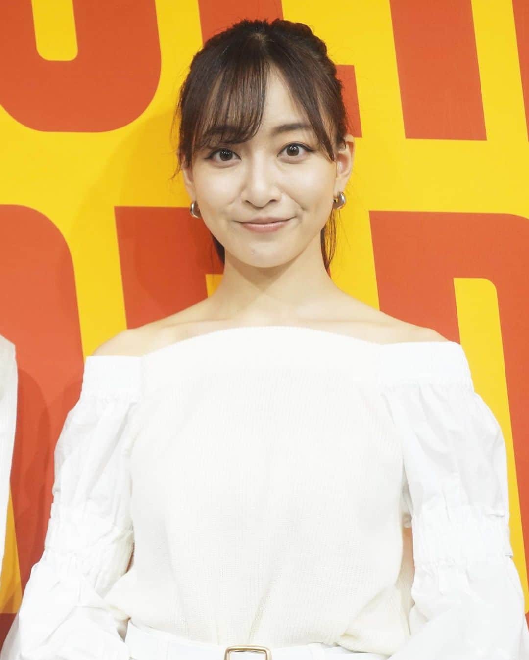 長谷川萌美さんのインスタグラム写真 - (長谷川萌美Instagram)「. . 肩出してくスタイル☺︎♡♡ . 夏衣装のイメージそのままで 衣装さんに冬衣装を選んでいただいき 春夏の肩出しブラウスからニットになりました♪ワントーンホワイトコーデで、白のベルトも含めてお気に入りです😋💕 . .  #ビタスイ #長谷川萌美 #冬衣装 #ワンショル #ワンショルダー #ニット #ブラウス #ホワイトコーデ #ワントーン #遠ラブ #遠いところへ行くのでしょう #ラブストーリーは始まらない #フォーク #歌謡曲ポップ #遠ラブ #カジュアル」11月4日 21時28分 - moemi_hasegawa