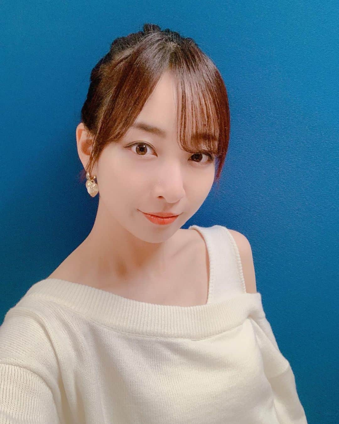 長谷川萌美さんのインスタグラム写真 - (長谷川萌美Instagram)「. . 肩出してくスタイル☺︎♡♡ . 夏衣装のイメージそのままで 衣装さんに冬衣装を選んでいただいき 春夏の肩出しブラウスからニットになりました♪ワントーンホワイトコーデで、白のベルトも含めてお気に入りです😋💕 . .  #ビタスイ #長谷川萌美 #冬衣装 #ワンショル #ワンショルダー #ニット #ブラウス #ホワイトコーデ #ワントーン #遠ラブ #遠いところへ行くのでしょう #ラブストーリーは始まらない #フォーク #歌謡曲ポップ #遠ラブ #カジュアル」11月4日 21時28分 - moemi_hasegawa