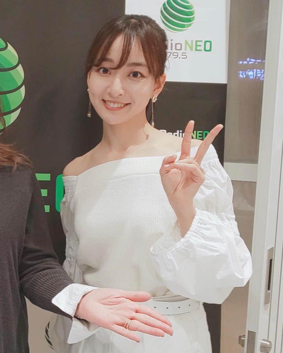 長谷川萌美さんのインスタグラム写真 - (長谷川萌美Instagram)「. . 肩出してくスタイル☺︎♡♡ . 夏衣装のイメージそのままで 衣装さんに冬衣装を選んでいただいき 春夏の肩出しブラウスからニットになりました♪ワントーンホワイトコーデで、白のベルトも含めてお気に入りです😋💕 . .  #ビタスイ #長谷川萌美 #冬衣装 #ワンショル #ワンショルダー #ニット #ブラウス #ホワイトコーデ #ワントーン #遠ラブ #遠いところへ行くのでしょう #ラブストーリーは始まらない #フォーク #歌謡曲ポップ #遠ラブ #カジュアル」11月4日 21時28分 - moemi_hasegawa