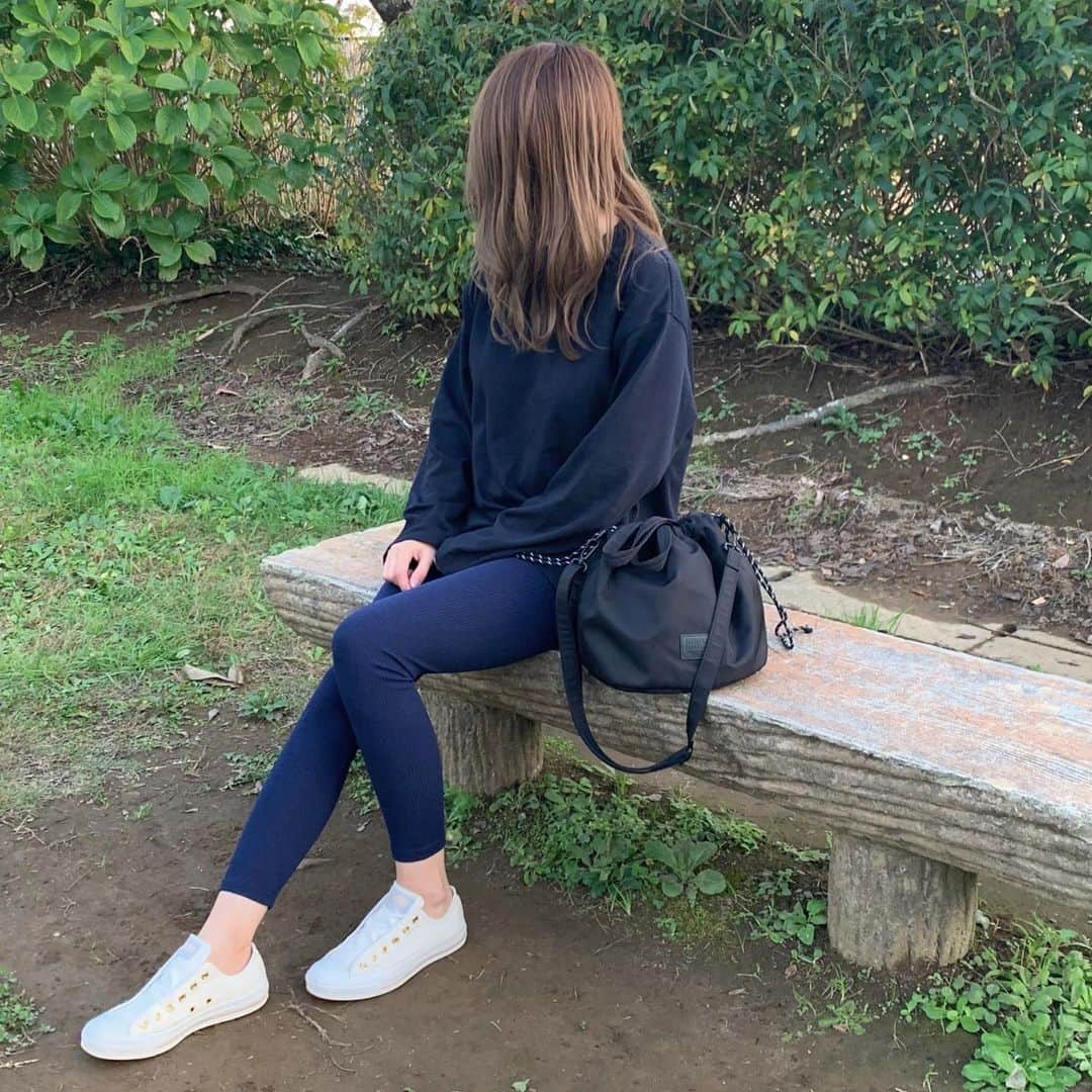 のインスタグラム：「#ootd ・ ・ GUのロングスリーブT×レギンスで カジュアルコーデ ・ ・ ずっとネイビーのレギンス探しててネットで見つけてポチッたけど… 丈感がちょっぴり短かくて😞…。 履き心地はチクチクもしなくていいのに！ でも履くけどね!! GUでネイビーないのがほんと不思議🙄 ・ ・ ━━━━━━━━━━━━━━━」