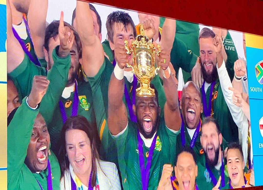 吉村優さんのインスタグラム写真 - (吉村優Instagram)「rugby world cup🏉 * ９月20日の開幕から 11月２日の決勝戦まで 44日間で48試合が行われた rugby world cup！！ 南アフリカ🇿🇦の ２００７年ぶり３度目の優勝で 幕を閉じました🏆！！！ 本当におめでとうございます🇿🇦🍾✨✨✨ * そして 20ヵ国の皆さま 素敵な試合を ありがとうございました🥺🙏💓 * そしてそして ファンゾーン にお越し下さった皆さま 温かい拍手や力強い応援や声援 ステージからの質問やお願いにも ご丁寧に答えて下さって 本当にありがとうございました🥺 応援する皆さまの温かさも相まって ラグビーがさらに好きになりました💓 * 解説者の皆さまが口を揃えて 仰っていましたが 今回のラグビーブームが途絶えないように これからの日本のラグビーが さらに盛り上がっていくことを 期待したいですね☺️🙏🇯🇵✨ * ちなみに決勝戦 ファンゾーン 東京有楽町会場のご来場者は １万2000人を越えていたそうです🙏 ご来場ありがとうございました😍 * #rwc2019 #rugbyworldcup #rugby #ファンゾーン  #アナウンサー #final #winner #田沼広之 さん#大八木淳史 さん#ジャルジャル #sports #スポーツ #パブリックビューイング #観戦」11月4日 21時35分 - yuyoshimura87