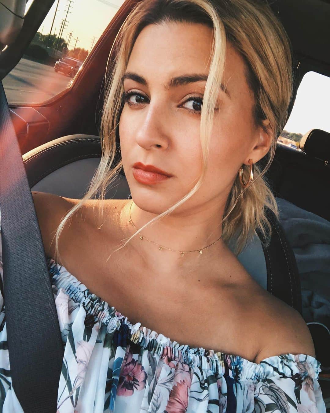 トーライ・ケリーのインスタグラム：「~car selfieeee~ (hope y’all have a great day💕)」